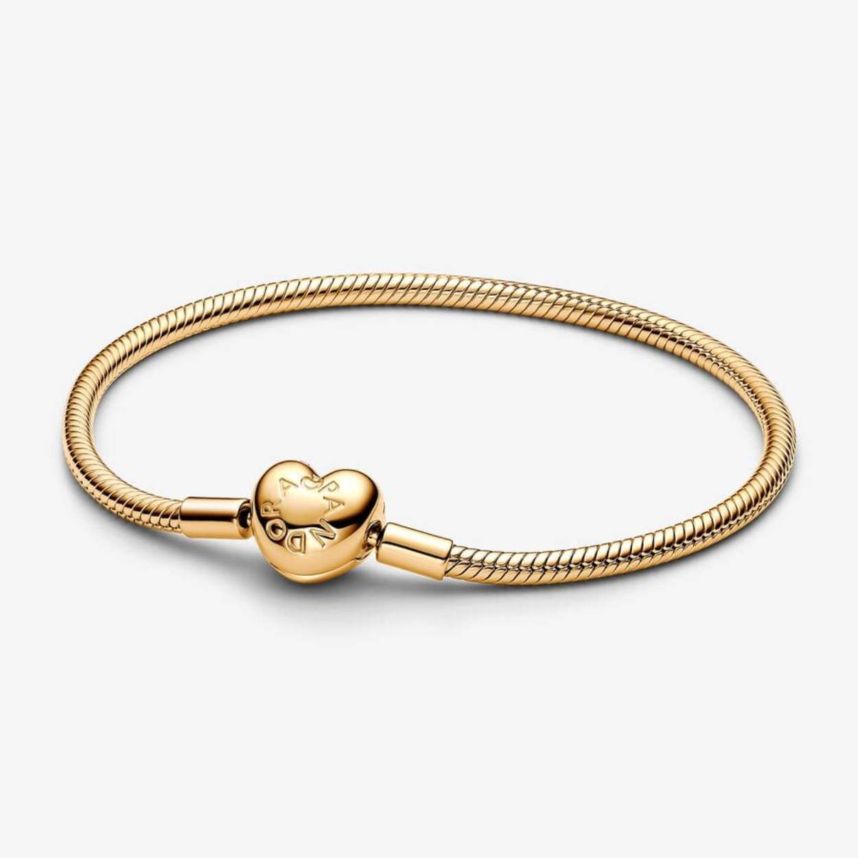 Laat je verhaal stralen met de Pandora Moments Hartsluiting Snake Chain Armband. Onze iconische snake chain-armband is verguld met 14k goud en heeft een gepolijste hartvormige sluiting. De sluiting is aan de ene kant voorzien van een gegraveerd Pandora-logo en aan de andere kant van het Pandora Crown O-logo. Style deze snake chain-armband met maximaal 16 tot 18 bedels voor een unieke look die helemaal bij jou past.