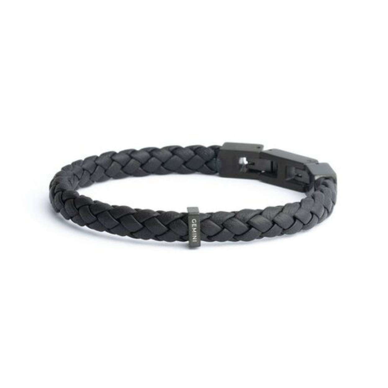 € 44.95
Deze Una Black armband is volledig gemaakt van hoogwaardig Italiaans nappaleer, afgewerkt met zwarte roestvrijstalen elementen. Het Italiaanse leer is ongelooflijk soepel en zacht. Hij is verkrijgbaar in alle maten XXS tot en met XXL.

Italiaans Nappaleer staat wereldwijd bekend om zijn uitzonderlijke kwaliteit en luxueuze uitstraling. “Nappa” verwijst naar een specifiek type zacht leer gemaakt van de huiden van lammeren, geiten of schapen. De zachtheid wordt bereikt via een zorgvuldig looiproces en afwerking, resulterend in leer dat een genot is om aan te raken.

Het looiproces voor Italiaans Nappaleer is een cruciale stap in de productie ervan. Italiaanse leerlooierijen gebruiken vaak plantaardig looien of andere milieuvriendelijke methoden, wat niet alleen de kwaliteit van het leer verbetert, maar ook de milieu-impact vermindert.

Italiaanse luxemodehuizen en ontwerpers gebruiken vaak Italiaans Nappaleer in hun creaties.
