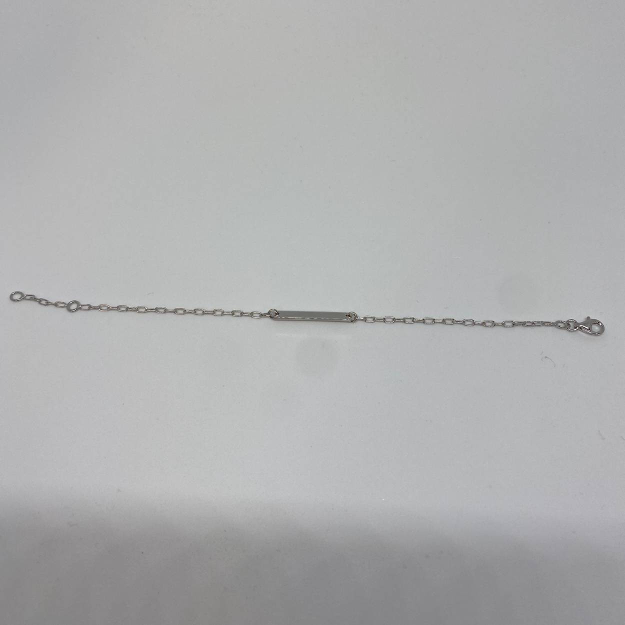 Een schakelarmband is een tijdloos item wat nooit uit de mode gaat! Deze armband van Glow is gemaakt van 925 sterling zilver. Het plaatje heeft een afmeting van 4 x 25mm. Straalt deze armband binnenkort om jouw pols?

GLOW
Benadruk jouw stijl met de verfijnde sieraden van GLOW en laat je inspireren door de uitgebreide collectie 14 karaats gouden sieraden van de hoogste Europese kwaliteit. Ontworpen om elke dag te dragen. Naast tijdloze ontwerpen bestaat de collectie ook uit hippe sieraden; zoals minimalistische gouden kettingen en afische oorknopjes. Wil je een beetje extra stralen? Kies dan voor flonkerende zirkonia of ga voor luxe met onze geraffineerde diamanten sieraden.
  
  Specificaties
  - 104.2378.19
  - Armband
  - 925 sterling zilver
  - Lengte verstelbaar: 17 - 19cm