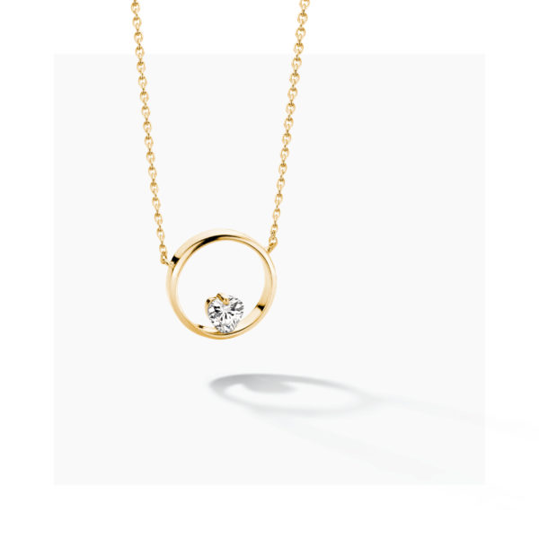 Deze FJF Jewellery FJF0010005YWH Icon Heart zilveren goudkleurige ketting is een geweldig halssieraad uit de FJF Jewellery collectie voor de vrouw van nu. Dit zilveren halssieraad met een 18 karaat gouden plating is bezet met schitterend Swarovski kristal, geslepen in hartjesvorm. De ketting heeft draaglengtes van 40 cm, 42 cm en 45 cm en sluit met een stevige karabijnsluiting.