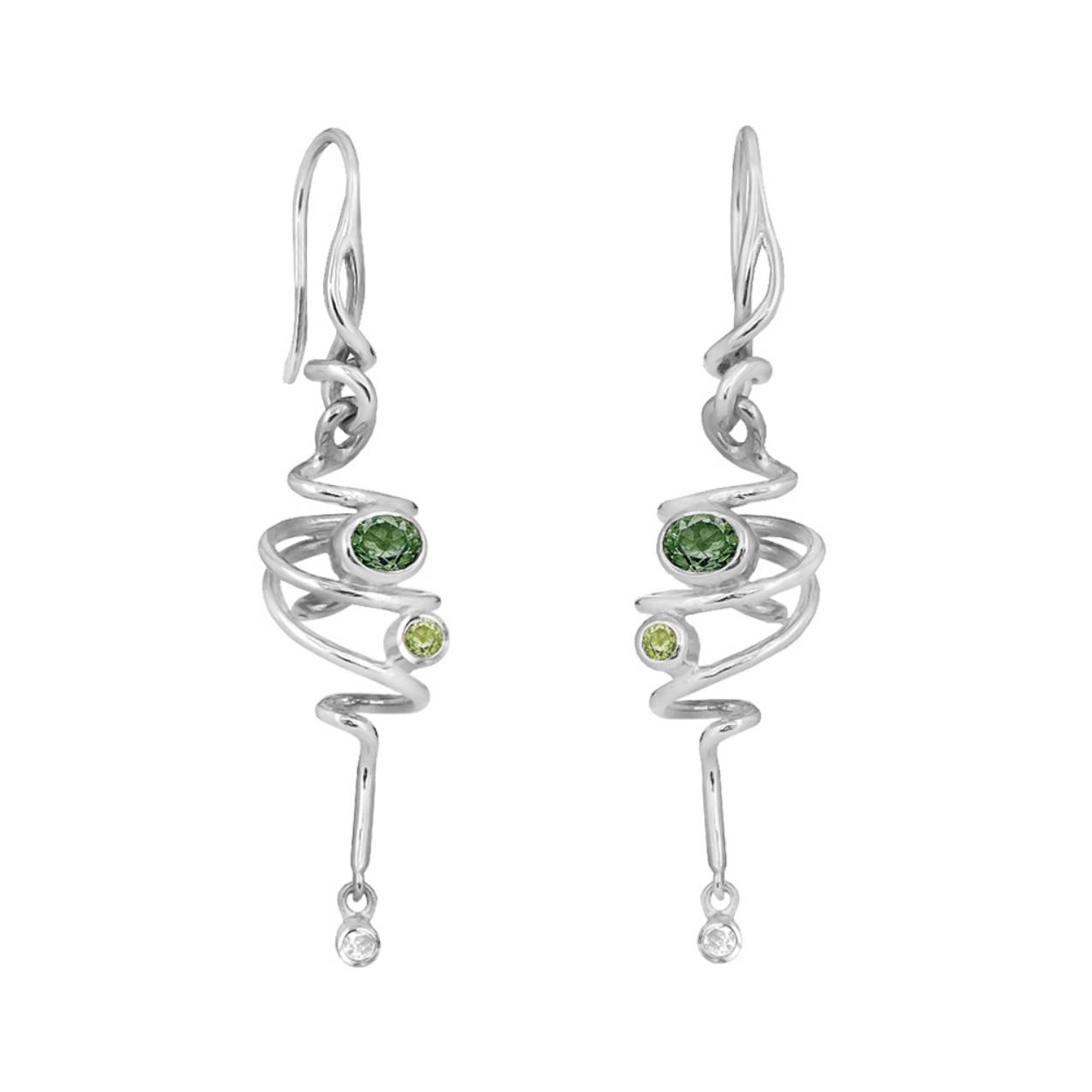 Een paar zilveren wokkelvormige oorhangers uit de collectie van het Deense merk Rabinovich. De oorhangers zijn voorzien van een groene kwarts, een ronde peridot en een witte topaas. Bijpassend bij de oorhangers is ook een ketting en ring verkrijgbaar. Afmetingen: 34 x 8,7 mm.