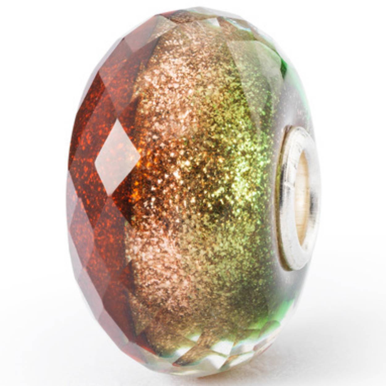 TGLBE-30097. Trollbeads glas kraal. Warmen wensen. Jouw liefde is alles wat ik nodig heb. De kleuren doen denken aan
de groene kerstboom met in rood papier verpakte cadeaus en glinsterende, gouden kaarsen. De facetten laten de glitters fonkelen als lichtjes.