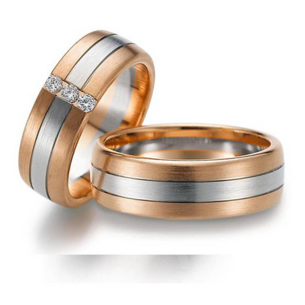 14 karaat bicolor trouwringen R/W/R de damesring is gezet met 0.12crt briljant.
Prijs is op aanvraag