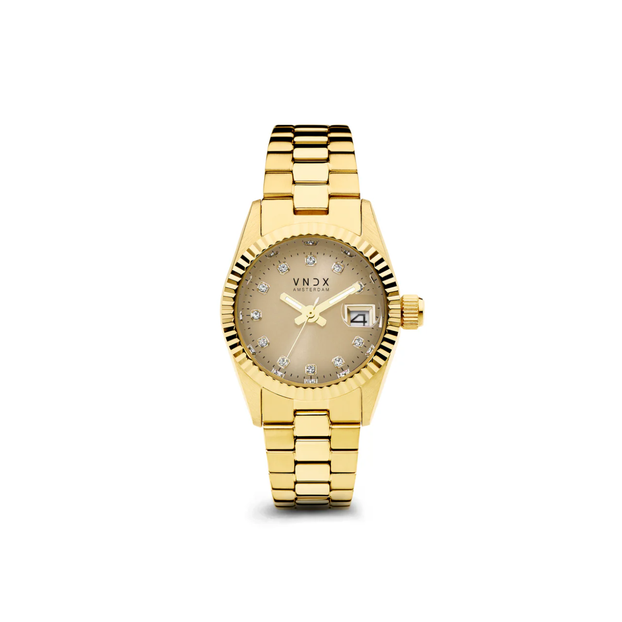 Ontdek de Dare Devil XS: een verfijnd horloge met een slanke kastdiameter van 26 mm, een waterdichtheid van 3 ATM en luminor wijzers. Dit horloge is het toonbeeld van subtiele elegantie en functionaliteit. De beige wijzerplaat voegt een vleugje sprankeling toe, terwijl de datumaanduiding je altijd op schema houdt. Of je nu overdag of ‘s nachts actief bent, de lichtgevende wijzers zorgen voor uitstekende leesbaarheid, zelfs in het donker. Wees jezelf, creëer je eigen stijl en kies je eigen pad! Just be a Dare Devil, It’s Never Too Late!