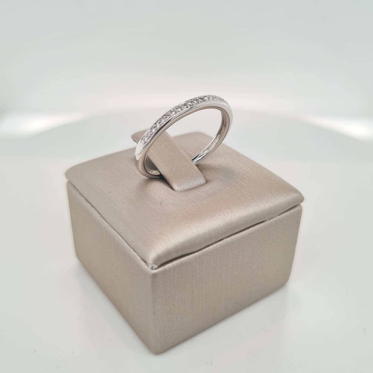 Prachtige fijne 14krt witgouden ring met een rij diamant 0,10 H Si.

Deze ring is maat 55 (17,5), heeft u interesse in een andere maat? Neem dan contact met ons op.
