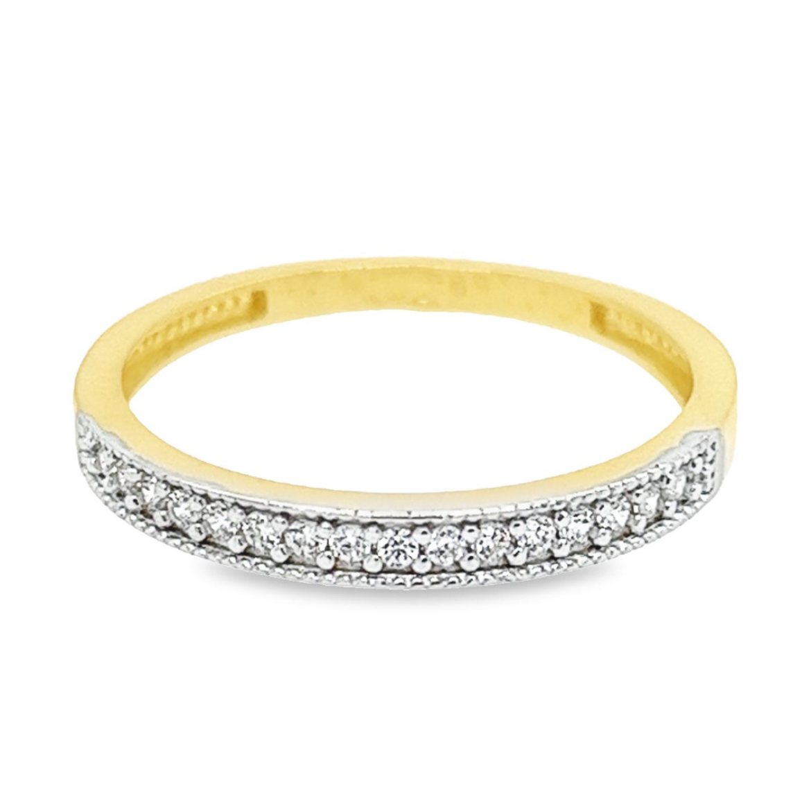 Een rij ring met zirkonia stenen is een schitterend sieraad wat ontzettend goed te combineren valt met andere sieraden. Deze ring is geel goud met witgouden zetpootjes en de zirkonia stenen zijn briljant geslepen. De ring is niet te opzichtig, maar precies goed om te combineren.