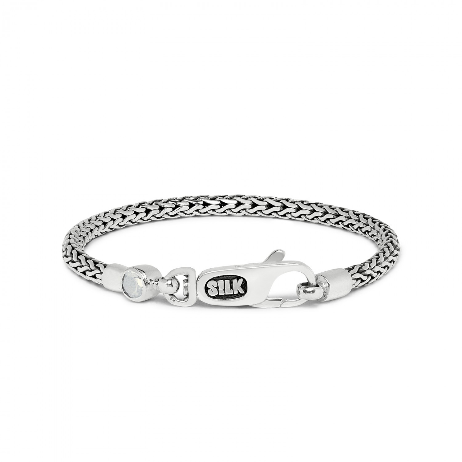 De zilveren Roots collection 330 armband is een mooi rond armbandje met een fijn gevlochten Balinese structuur en een karabijn haak sluiting. Uniek aan deze armband is het witte granaat steentje. Combineer tot een eigenzinnige creatie met de andere smalle armbandjes uit de Roots collection serie. De armband wordt in een mooie luxe geschenkverpakking verpakt.
