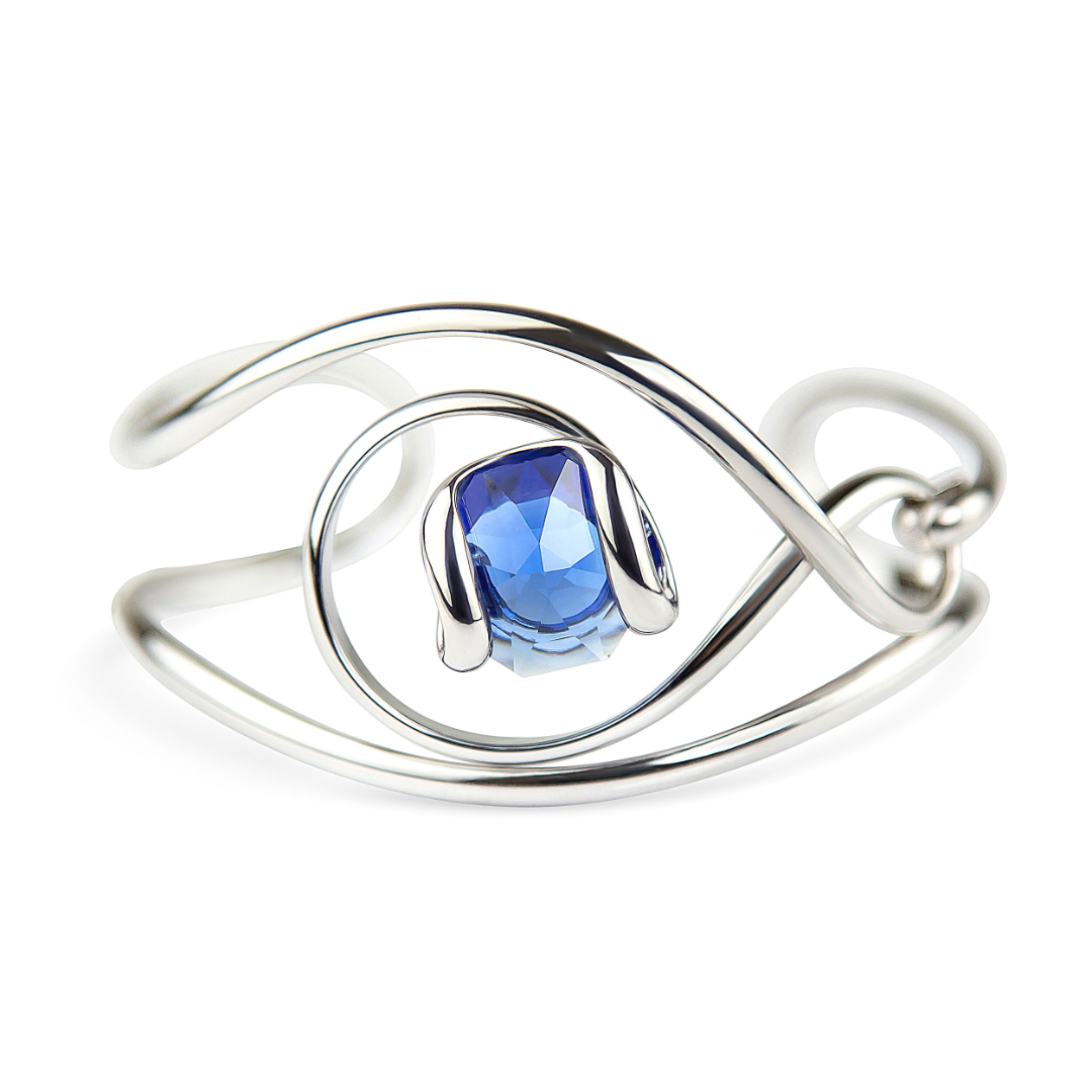 De sieraden van Andrea Marazzini worden ontworpen en handgemaakt in Italië. Deze bangle is gemaakt van wit gerhodineerd metaal in combinatie met een donker blauwe kristal van hoge kwaliteit. Het materiaal is hypoallergeen en nikkelvrij. Ieder Andrea Marazzini sieraad is uniek en een schoonheid voor het oog. 

