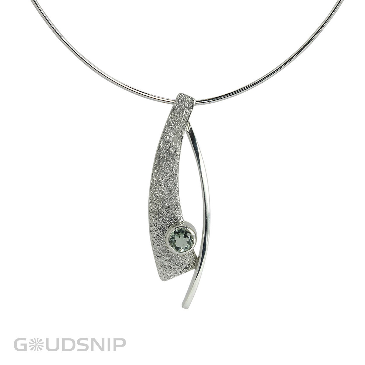 Hanger is exclusief collier
