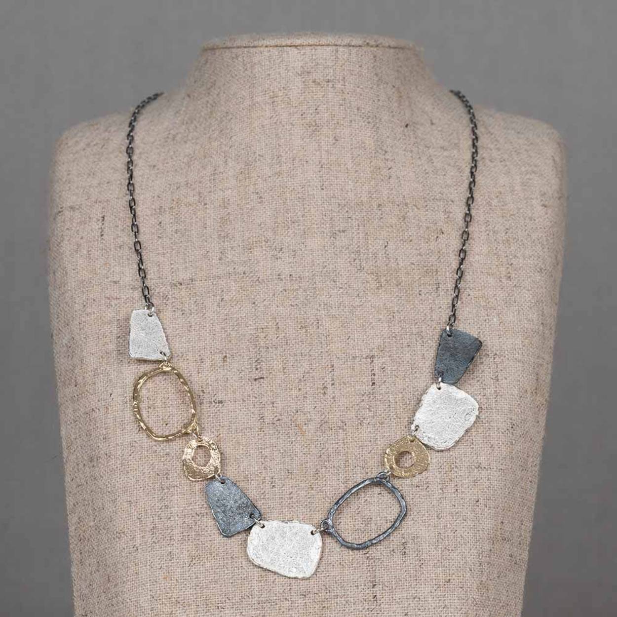  collier uit de collectie van Jéh Jewels! Dit collier is gemaakt van 925 (geoxideerd) sterling zilver en zilver verguld. Combineer met de bijpassende oorbellen voor een complete look!