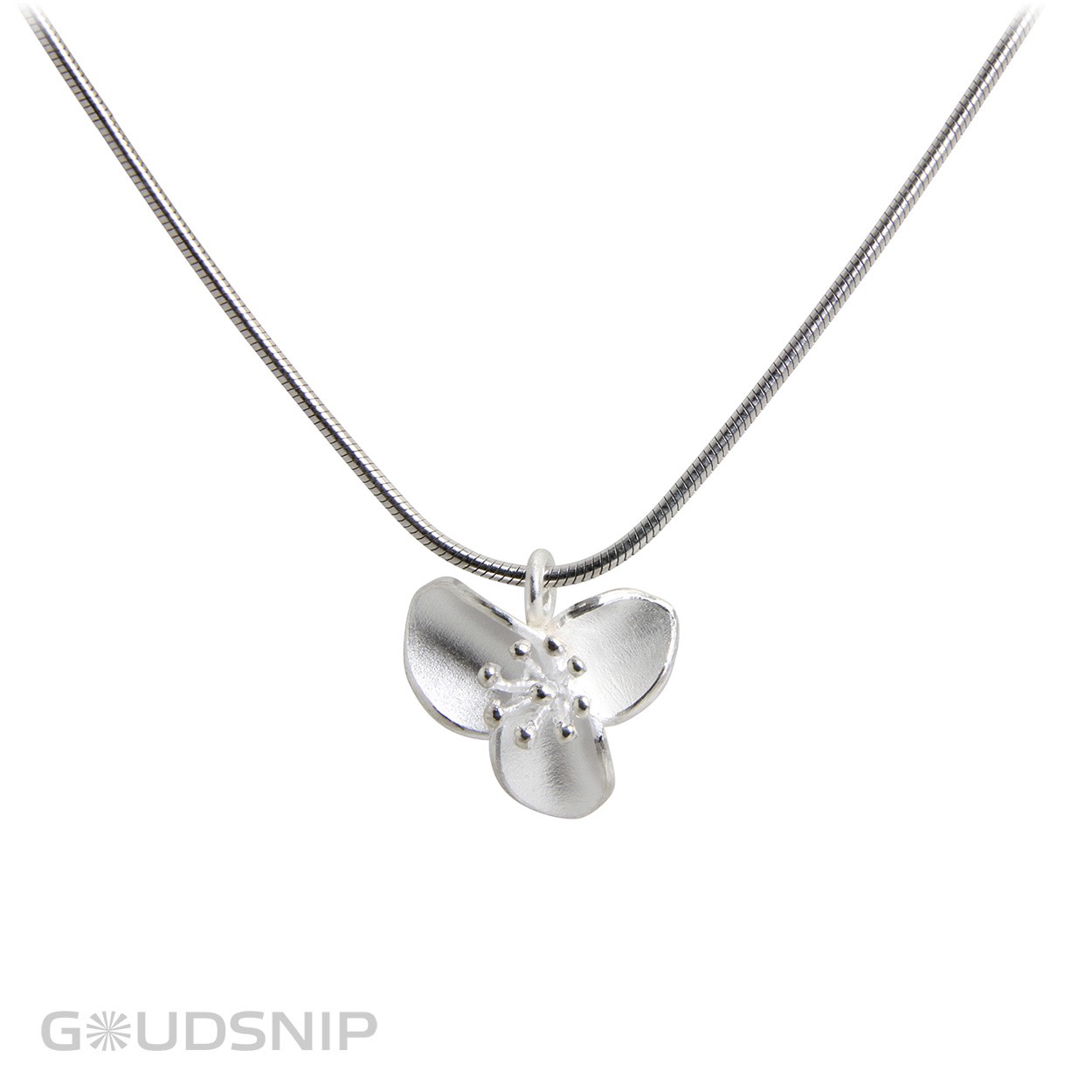 Deze unieke hanger is ontworpen en vervaardigd in ons atelier. 

Hanger is exclusief collier
