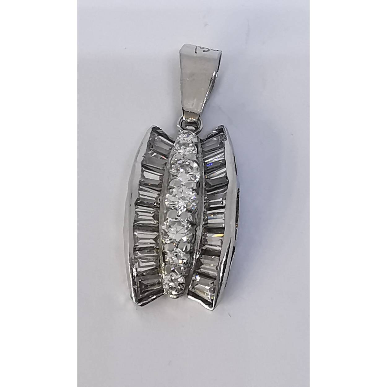 18 Karaat wit gouden fantasie hanger bezet met zirkonia's in baguette en briljant geslepen vorm. 