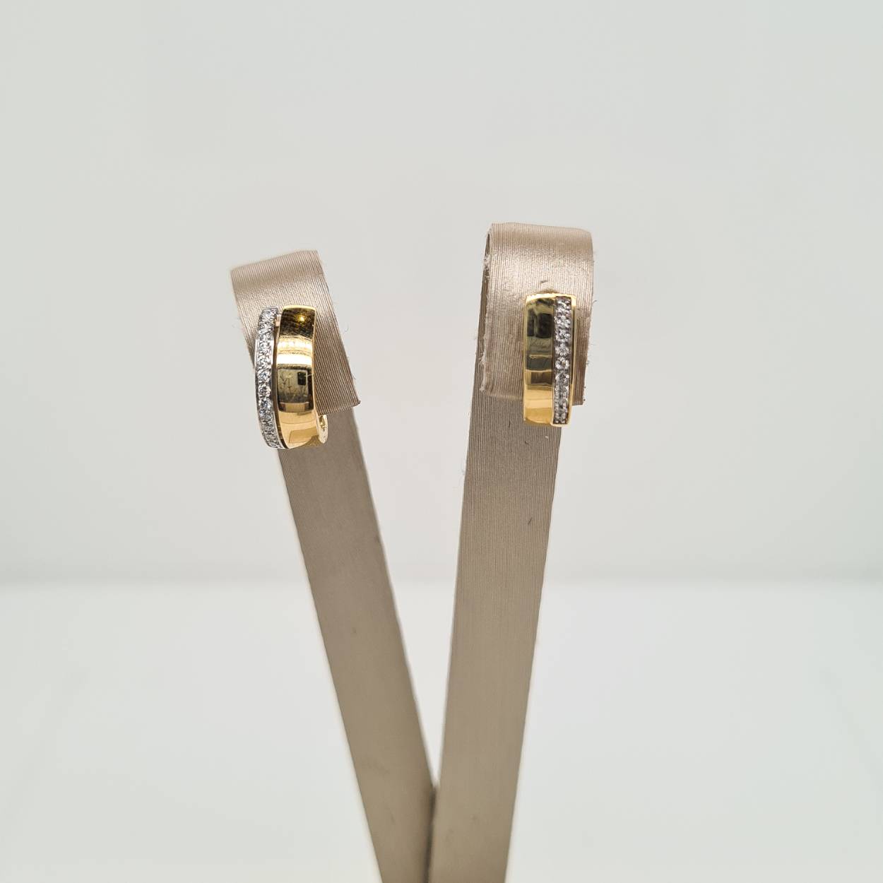 Prachtige 14 karaat bicolor oorbellen met diamant, 24-0.10crt H SI