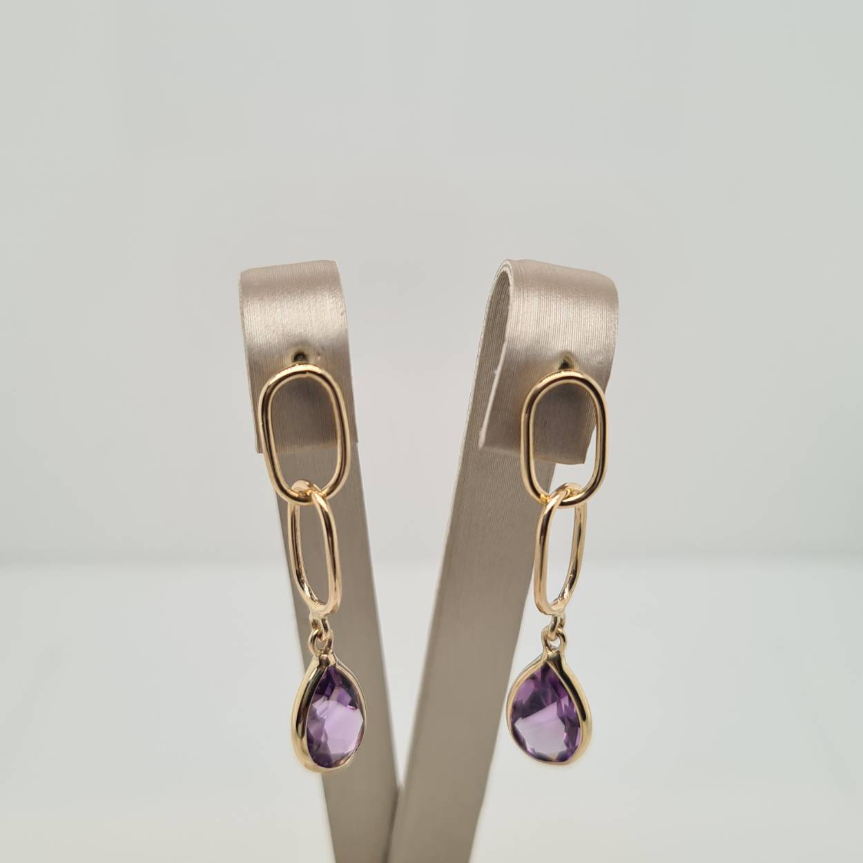 Prachtige 14 karaat gouden oorsieraden met amethist. 
