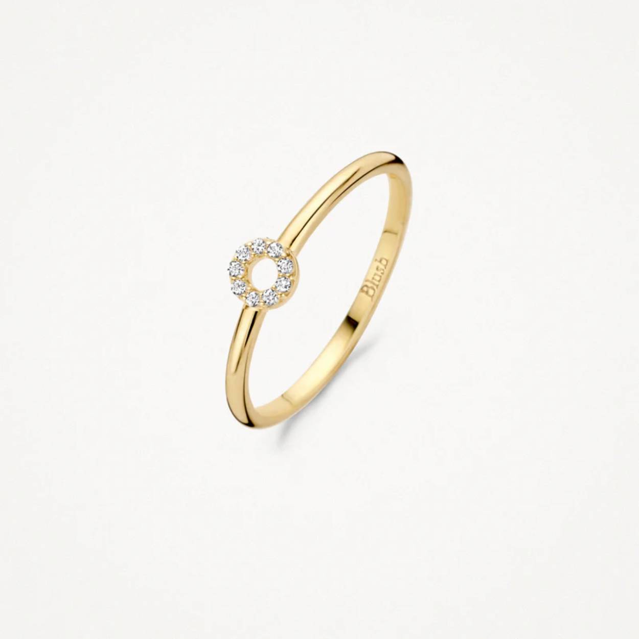 Deze ring van 14k geelgoud glinstert door de zirkonia’s die perfect aaneengesloten in een cirkel zijn gezet. De band heeft een doorsnee van 1,4 mm. Prachtig subtiel op zichzelf maar ook mooi te combineren met andere ringen uit onze collectie.