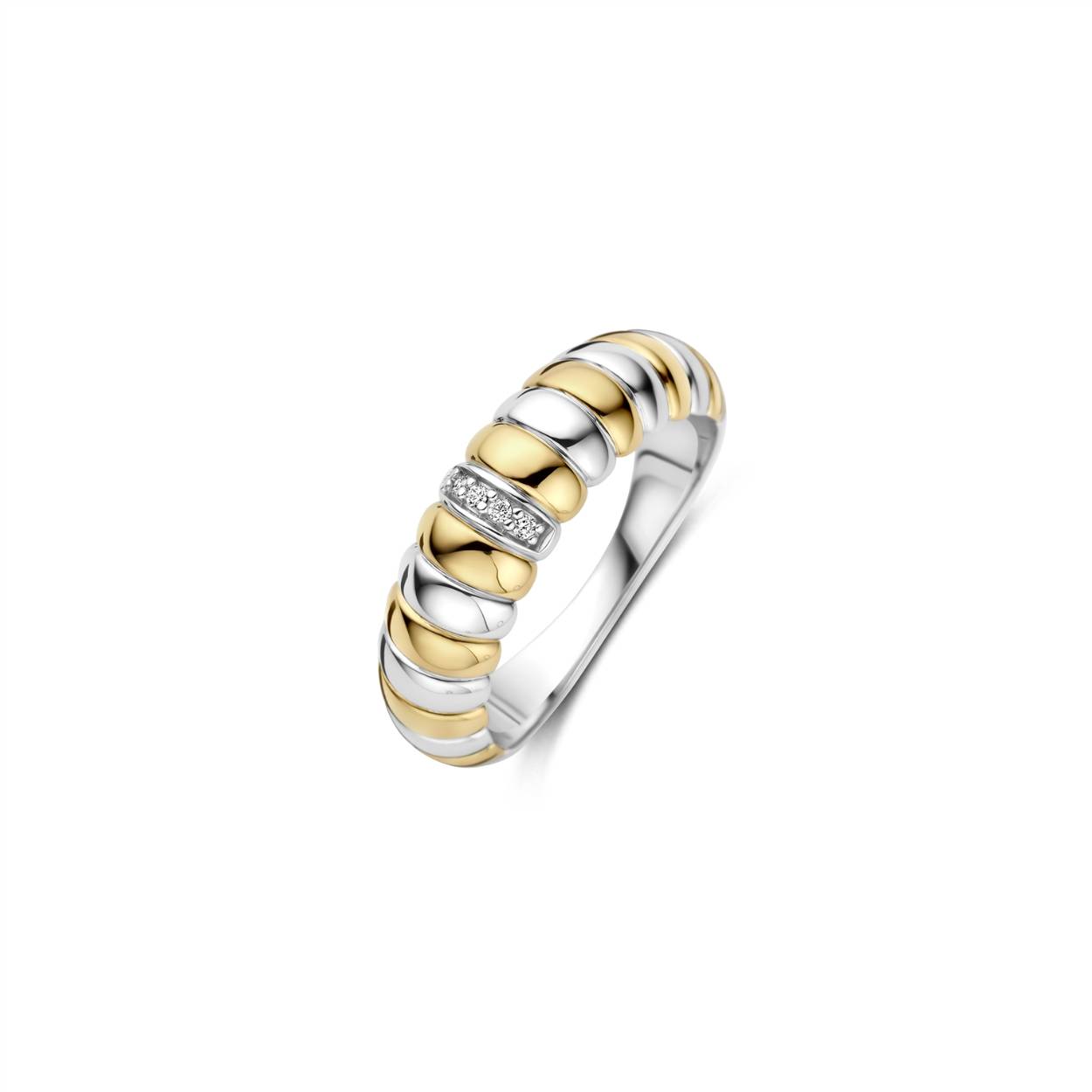 Geniet van sculpturale glans met deze TI SENTO goudkleurig vergulde zilveren ring 12383ZY. Gesmeed uit 925 sterling zilver, wisselen de schakels spiegelend platinakleurig verguld af met stralend goudkleurig verguld, wat een dynamisch ritme rondom de vinger creëert. Een subtiel paneel van pavé-gezette witte cubic zirconia bekroont het ontwerp en voegt verfijnde sprankeling toe die het spel van warme en koele tinten versterkt. Gedurfd genoeg om solo te dragen, maar slank genoeg om te stapelen, gaat hij moeiteloos van strakke kantoorlooks naar zijdeachtige avondoutfits. Nikkelvrij en hypoallergeen, voor luxe comfort bij elk draagmoment.