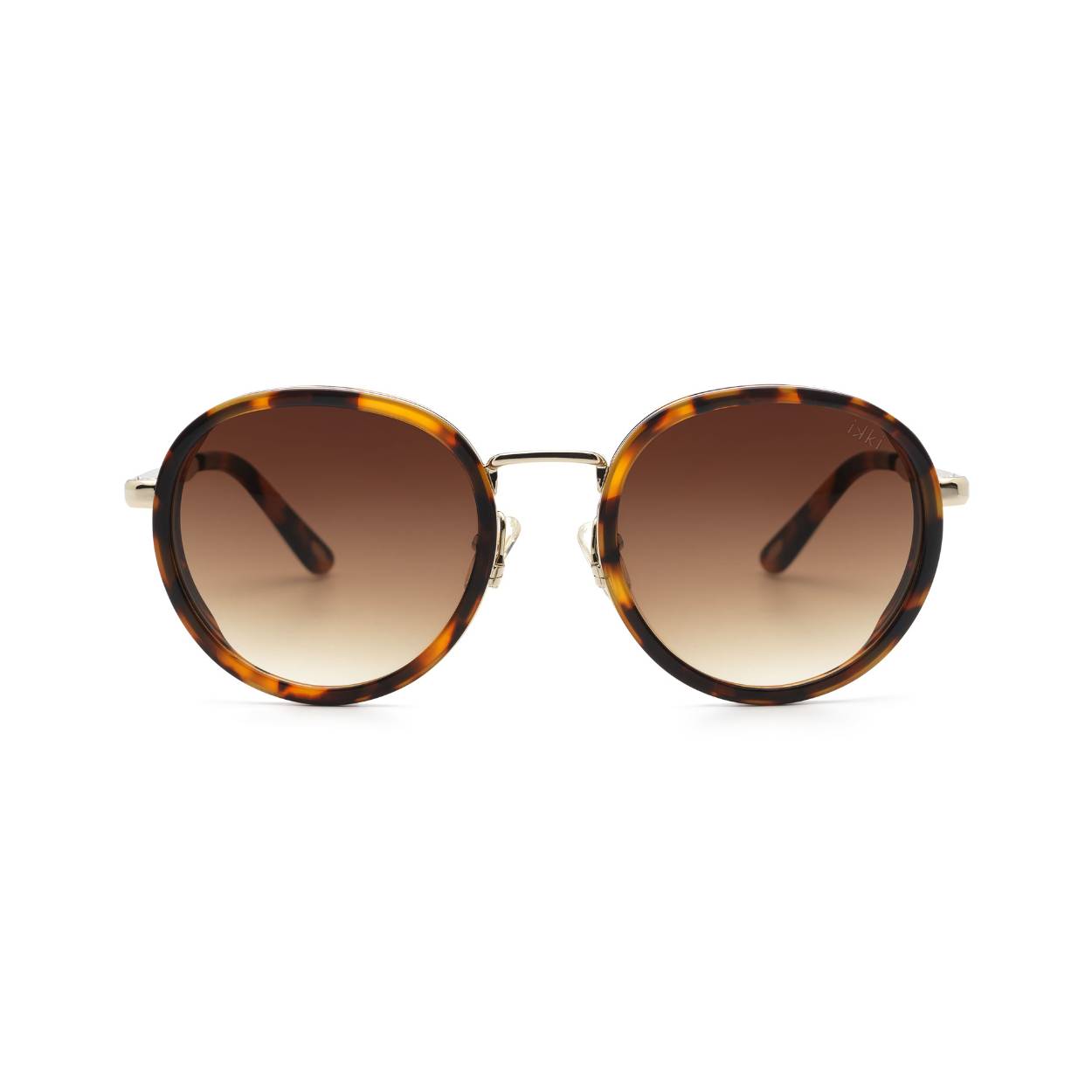 De nieuwe handgemaakte BELLE 31-9 van IKKI heeft een frame van plant-based acetaat met de kleur Turtle en goud metalen poten. De lenzen van de bril hebben een mooie Gradient Brown kleur en zijn gemaakt van CR39 materiaal (Columbia Resin). Dit is een lichtgewicht materiaal voor meer draagcomfort, met de optische kwaliteit van glas. Zo creëert IKKI Fashion met de nieuwe IKKI-zonnebrillen een perfecte combinatie van fashion en kwaliteit, tegen een nog perfectere prijs.

Bij elke IKKI-zonnebril krijg je nu een stijlvolle en handige IKKI-brillenetui met attachmentring helemaal gratis!