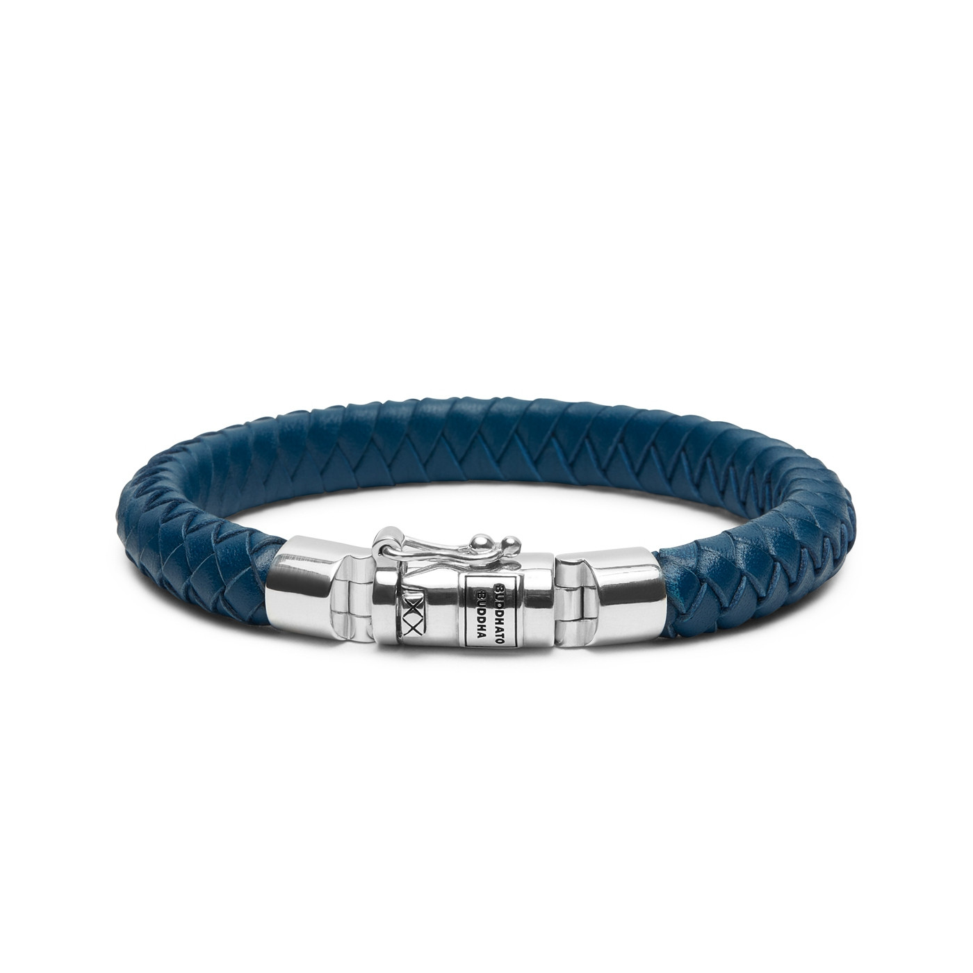 De modieuze lederen variant van de Ben-link is een kleurrijke must-have om dagelijks te dragen! De Ben Small Leer Blauw is een verfijnde, mannelijke essential om te combineren met je zilver, om ze naast je horloge of alleen te dragen. De armband is handgemaakt van hoogwaardig leer met de iconische en tijdloze sterling zilveren sluiting die je van Buddha tot Buddha gewend bent.