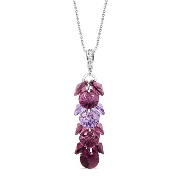 Deze Frou Frou ketting bestaat uit een slanke schakelketting met een mooie hanger. De schakelketting bestaat uit meerdere slanke schakels die allemaal zijn gemaakt van 925 sterling zilver, de allerbeste kwaliteit zilver, met een fijntjes gepolijst oppervlak. De hanger bestaat uit een zilveren oogje dat aan de voorkant is voorzien van meerdere gekleurde kristallen, met daaronder meerdere ronde Iris, Violet, Amethyst Swarovski kristallen die mooi glinsteren. Deze kristallen vormen een langwerpige hanger en geven de gehele ketting een zeer speels ontwerp dat niet snel zal gaan vervelen. Deze Frou Frou ketting heeft een lengte van 42cm met een verlengstuk van 5cm, waardoor u deze ketting gemakkelijk in lengte versteld. De hanger heeft een lengte van 4,5cm. Spark Jewelry staat garant voor de mooiste sieraden die gebruik maken van de schitterende Swarovski kristallen.