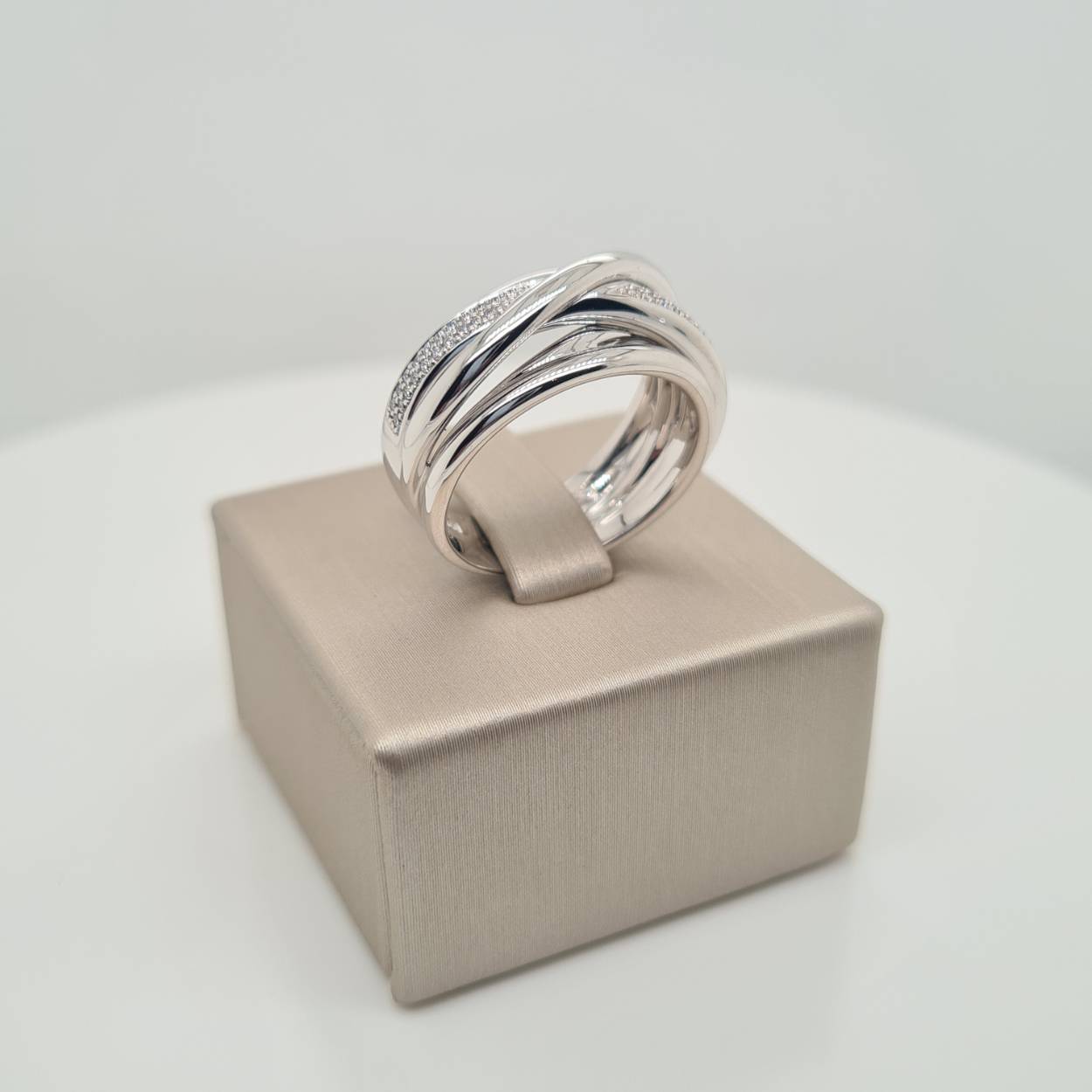 Prachtige 14krt witgouden ring met diamanten 0,2crt H Si.

Deze ring is maat 55 (17,5), heeft u interesse in een andere maat? Neem dan contact met ons op