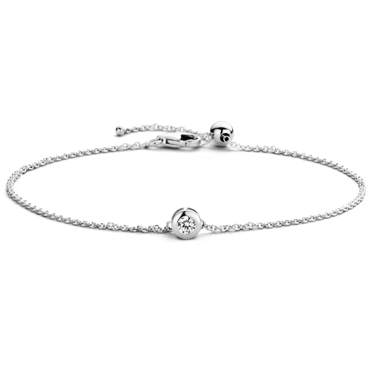 Een verfijnd armbandje van 14-karaats witgoud die een schitterende Zirkonia steen draagt van 2,7 millimeter, in een ronde witgouden zetting met een diameter van 4,9 millimeter. De maximale lengte is 18 centimeter die je op een speelse manier tot elke lengte kunt verstellen dankzij de elegante bolsluiting. Aan het eind van het armbandje hangt een charmant muntje met daarin het Blush logo gegraveerd.