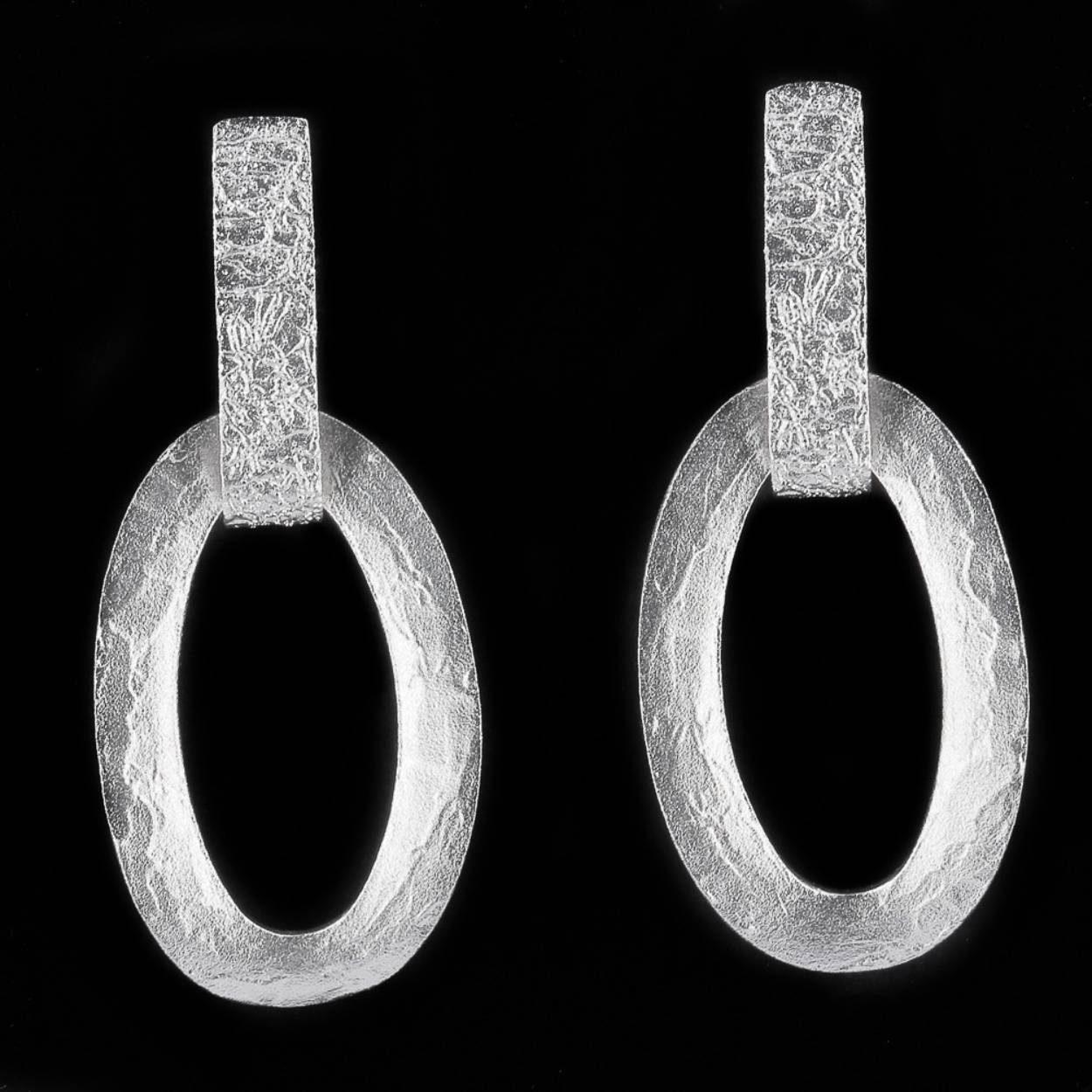 Leuke schakeloorhangers in zilver van Sanjoya uit de serie Bogata.