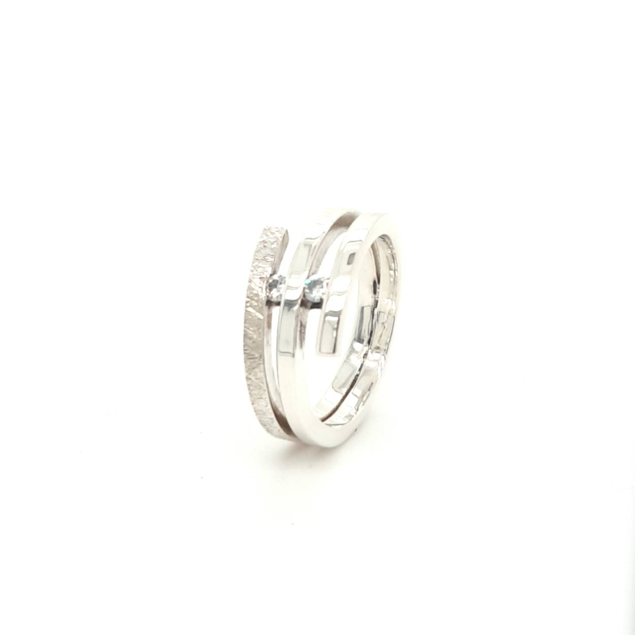 Deze sierlijke en toch stoere ring van zilver met 2 moissanietstenen zal je prachtig staan. De ring verloopt van zilver met structuur naar glanzend zilver. Door deze overgang is het een avontuurlijke ring om te dragen.

Sierlijke verfijnde draden laten deze ontwerpen voor zichzelf spreken. Met een letterlijke twist zijn deze sieraden goed draagbaar en makkelijk te combineren. Een energieke wikkel van sierlijkheid die jou laat stralen. Elk sieraad wordt met de hand gemaakt in ons eigen atelier en ontstaat spontaan op gevoel. Jouw Twist is dus altijd uniek.

Maak een afspraak en kom deze ring passen! Of bestel haar gelijk, dan sturen we deze mooi verpakt naar je toe.