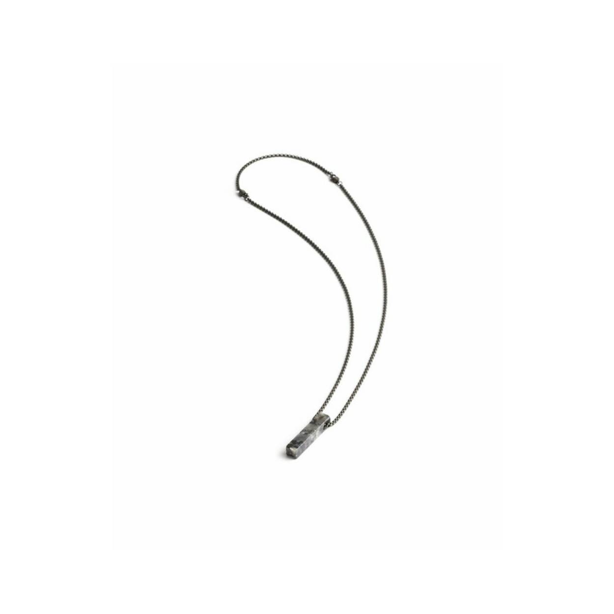 De Tantum Grey ketting is gemaakt met een op maat gemaakte Larvikite steen. Deze steen is ideaal om je te beschermen tegen slechte invloeden, om dingen vanuit een hoger perspectief te benaderen en geeft het lichaam zijn kracht en vitaliteit terug.

De ketting is gemaakt van hoogwaardig 316L roestvrij staal. De lengte van de ketting is 54 cm en bij elke ketting wordt een verlengkettinkje van 10 cm meegeleverd.