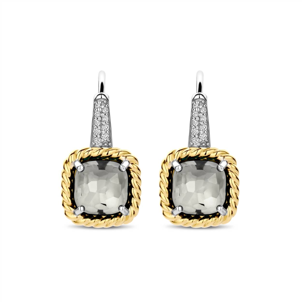 Voeg een vleugje modern erfgoed toe met deze TI SENTO vergulde oorbellen 78042GG. Vervaardigd uit 925 sterling zilver tonen deze leverback oorbellen kussenvormige transparante grijze stenen, fijn gefacetteerd voor een zachte, smoky schittering. Elke steen wordt vastgehouden in een gedraaide goudkleurige klauwzetting, wat structuur en een vintage-geïnspireerde look toevoegt. De platinakleurig vergulde haken zijn pavé gezet met briljant geslepen witte zirconia en bieden een verfijnd contrast van tinten en texturen. Ingetogen maar onderscheidend, ze brengen subtiele allure in zowel dagelijkse outfits als avondlooks. Nikkelvrij en hypoallergeen, ze bieden tijdloze elegantie met draagcomfort de hele dag door.

