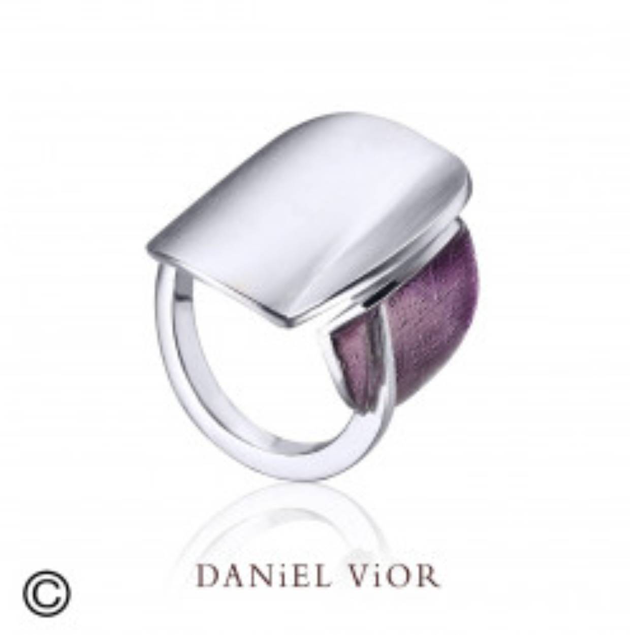 Violet geëmailleerde ring van gerhodineerd zilver.