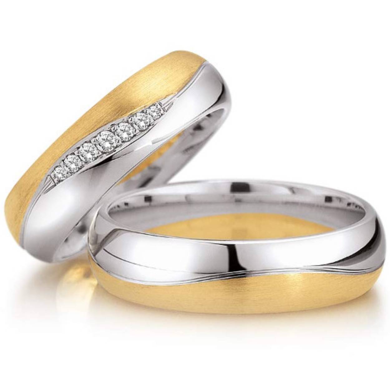 14 karaat bicolor trouwringen  G/W. 6 mm breed. de damesring is gezet met in totaal 0.08crt briljant.
Prijs is op aanvraag