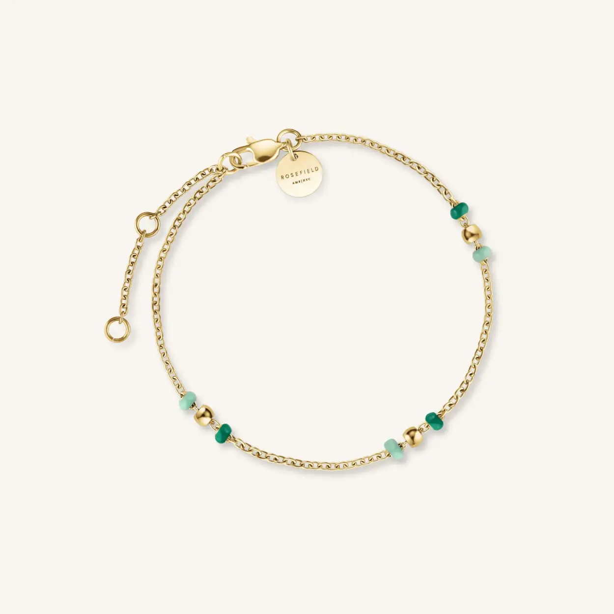Dit handgemaakte ontwerp is gecre&euml;erd met een mix van emaille lak en goud. De levendige smaragdgroene emaille lak cre&euml;ert een harmonieus contrast dat in het oog springt. Een essential die gemakkelijk te combineren is.