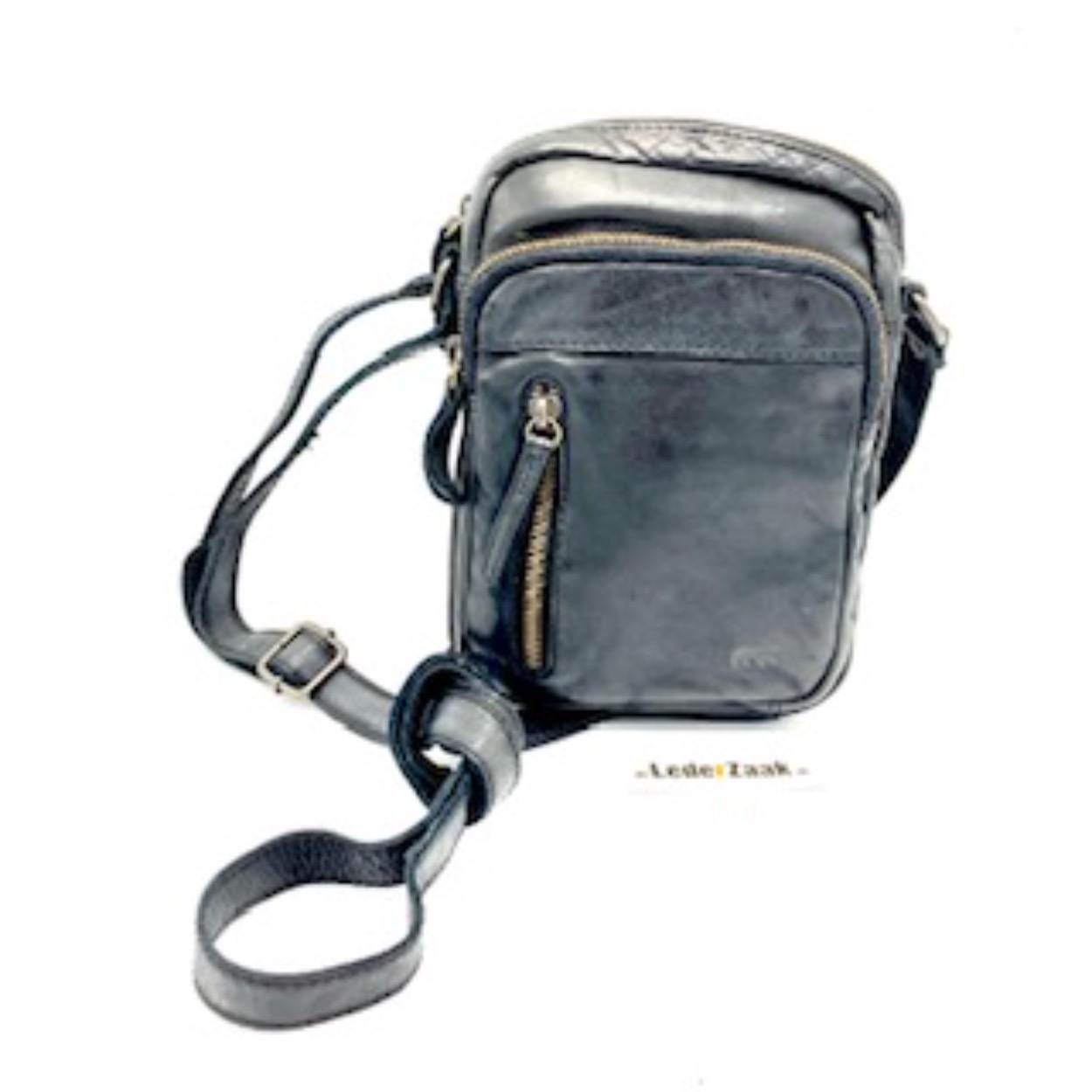 Deze BearDesign schoudertas in zwart is voorzien van een verstelbare schouderriem en diverse vakken voor het opbergen van al uw essentials. De tas is gemaakt van hoogwaardig leer en heeft een opvallend design met een berenmotief. Draag de tas crossbody voor een trendy en comfortabele look. Een perfecte aanvulling op elke outfit!

Handige tas voor op reis. 1 hoofdvak welke is voorzien met steekvak. pennenvak en ritsvak. Achterzijde is voorzien van een steekvak. Voorzijde extra vak met rits en een klein rits vakje.

Afmetingen:
Hoog 22 cm x breed 14cm x diep 5 cm