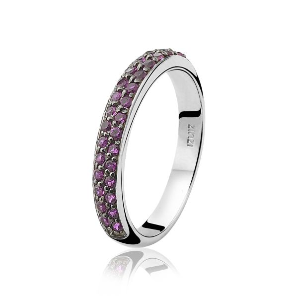 zilveren ring, sierlijk bezet met rode kleurstenen. Ook nog te verkrijgen in andere kleuren en leuk te combineren met andere ringen. De ring is vervaardigd van eerste gehalte zilver (925) en met een extra rodiumlaag voor een langdurige glans.