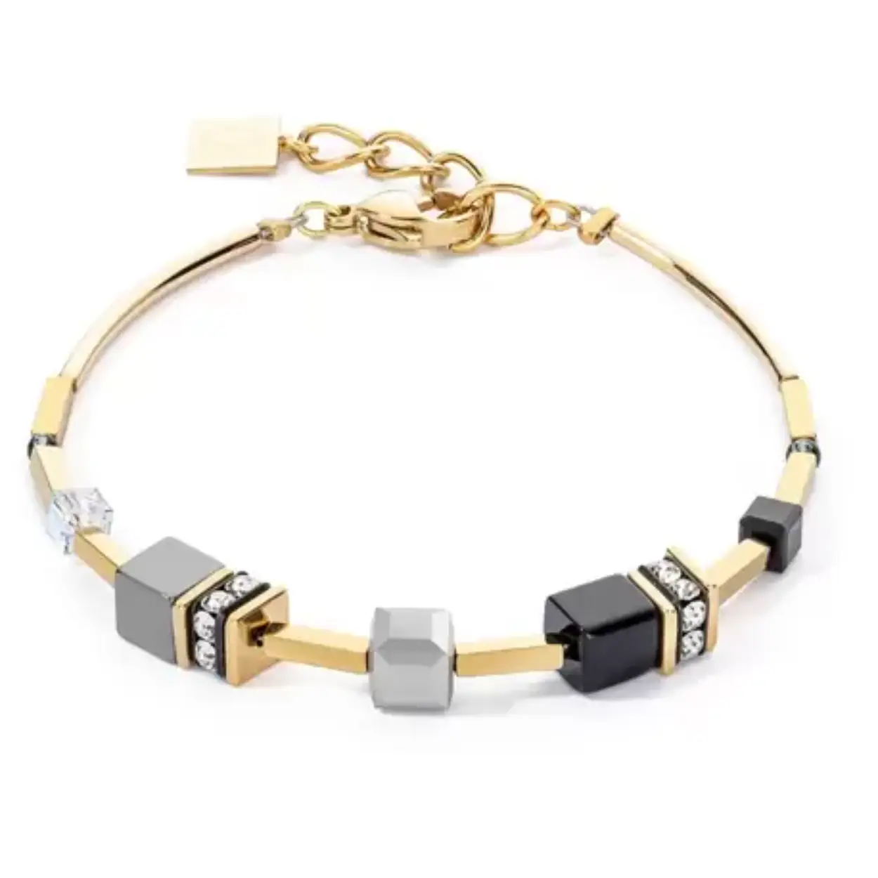 Een verfijnde samenstelling van hoogwaardige materialen en een tijdloos design, kenmerkend voor COEUR DE LION. De GeoCUBE Iconic Lite armband is gemaakt van verguld roestvrij staal, de kern wordt gevormd door de iconische GeoCUBES. Deze prachtige armband is perfect voor elke gelegenheid en geeft de finishing touch aan je look, of het een formele zakelijke gelegenheid is, een alledaagse of feestelijke, chique avondjurk. Met zijn veelzijdigheid is de GeoCUBE Iconic Lite armband je favoriete sieraad, helemaal in combinatie met de bijpassende armband en oorbellen.

Gebruikte materialen zijn: hematiet, Swarovski kristallen, strass rondellen, glas en roestvrij staal goudkleurig. 

Draaglengte van de armband is 18,5 cm + een verlengkettinkje van 3 cm, geschikt voor bijna elke pols. Dikte van de blokjes is 0,6 cm. 