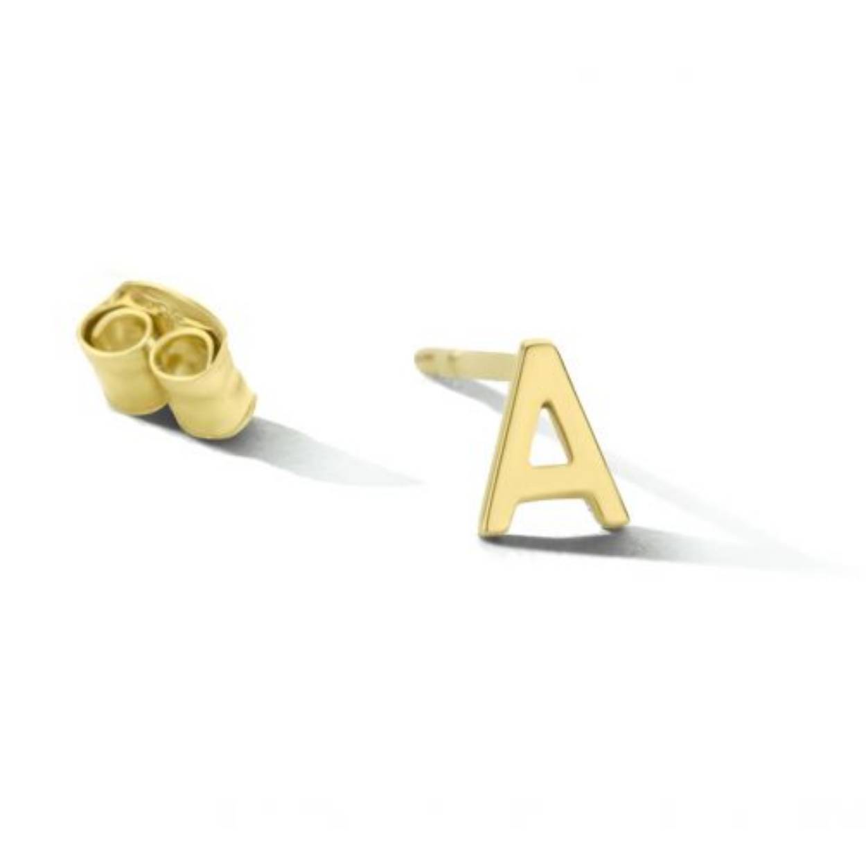 14k Geelgouden letter oorknop. De oorknop wordt per stuk verkocht.