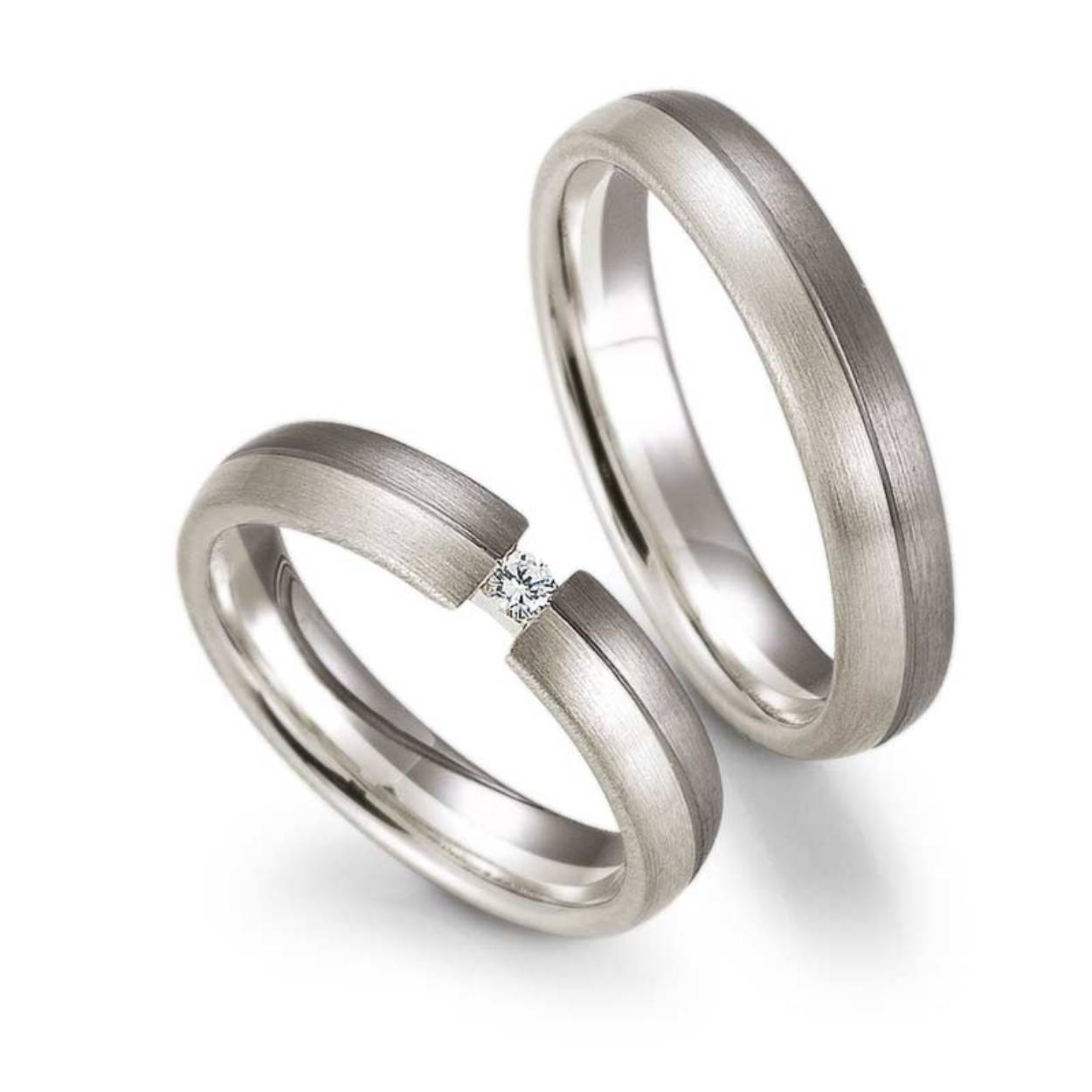 9 karaat witgoud/palladium trouwringen, 4.5 mm breed, Mat. De damesring is gezet met 0.05ct briljant in een klemzetting
De prijs is op aanvraag