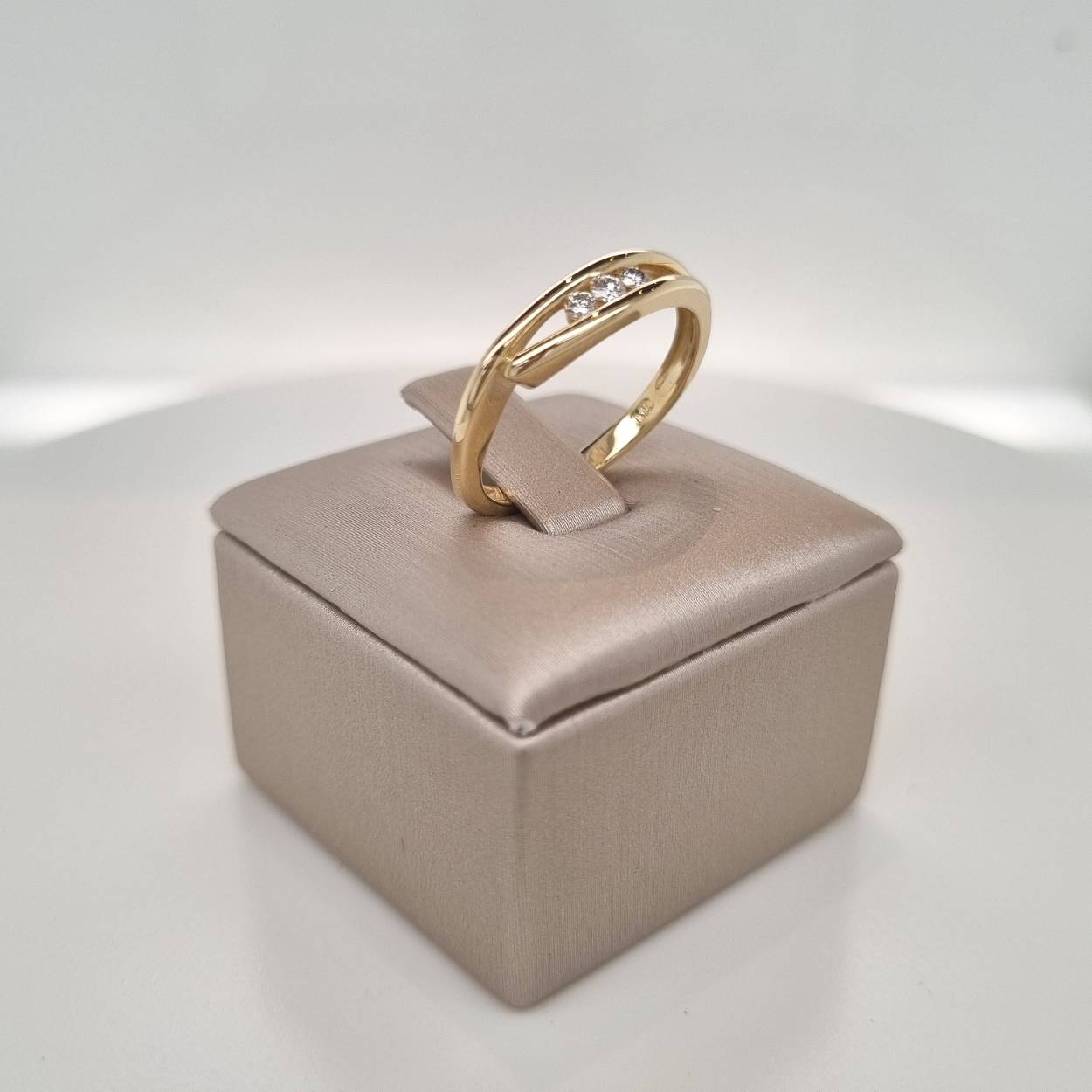 Prachtige geelgouden ring met diamant, 3-0.10 crt H SI.

De maat van de ring is 17.5 (55). Heeft u een andere maat neem dan gerust contact met ons op. een andere maat?

Tevens leverbaar bijpassende oorsieraden.
