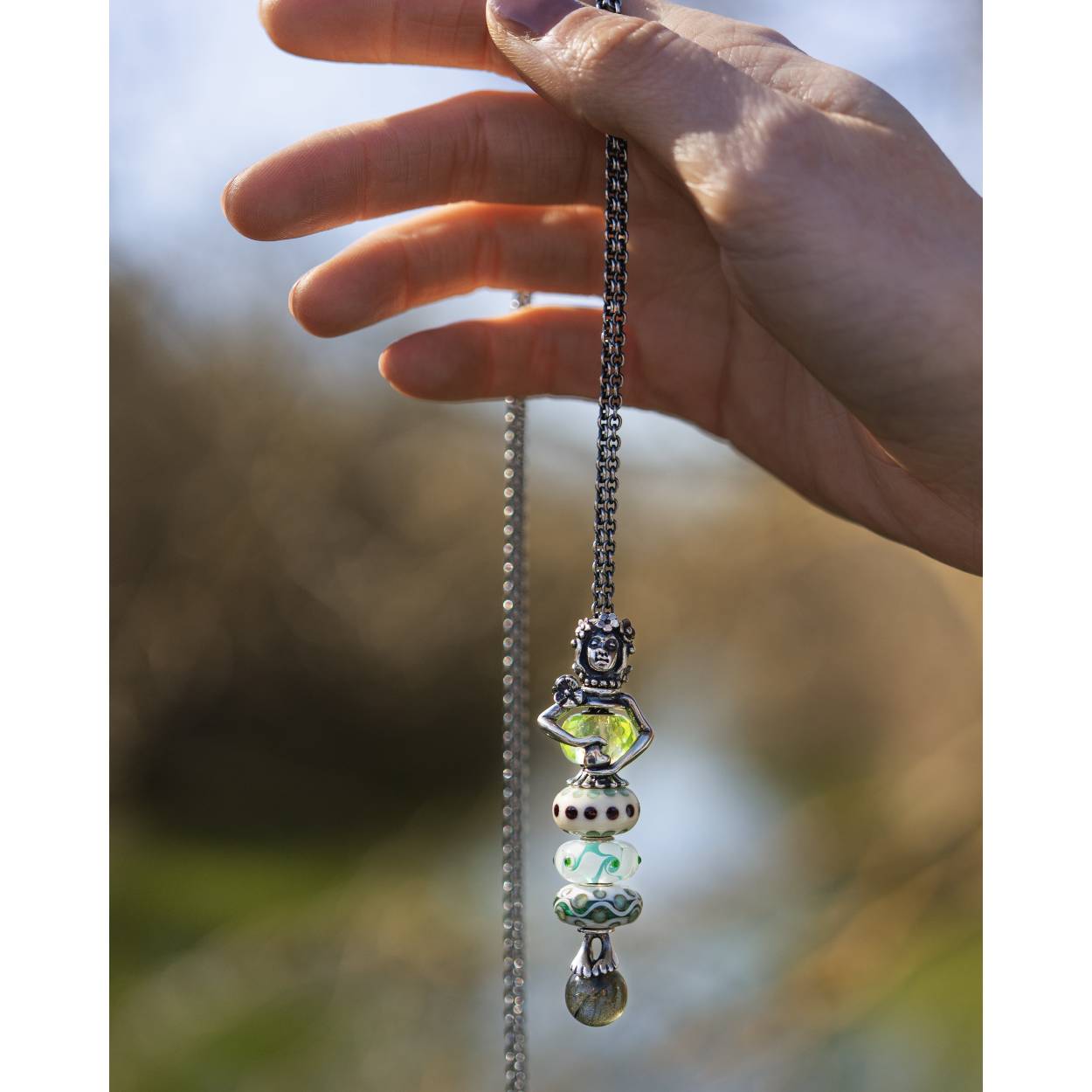 "Ze draagt de liefde dichtbij zich, en beweegt mee met het ritme van het leven."
 Deze armband is beperkt leverbaar omdat het een Special Edition is.
Aan dit bijzondere collier hangt een hanger van labradoriet, hierop staat een liefdevol elfje, die een kraal kan ‘vasthouden’.  Aan het collier hangt ook een limoengroene prisma glaskraal.
 

