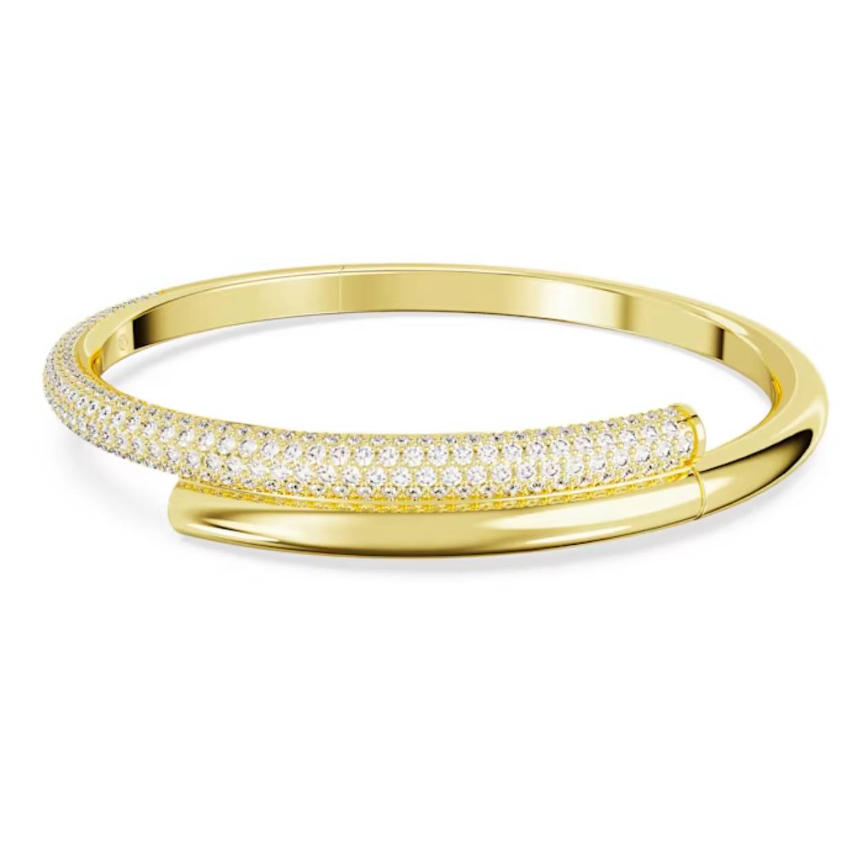 Deze gekruiste armband met een elegante lus om de pols zorgt voor een maximale impact. Het tubulaire ontwerp biedt de perfecte combinatie van klassieke en moderne stijlen, met een band met een goudkleurige toplaag die half is gedecoreerd met all-over helder kristalpavé. De armband is voorzien van een verborgen magneetsluiting, voor een perfecte afwerking. Een luxueus sieraad dat elke outfit die u draagt nog specialer maakt.
