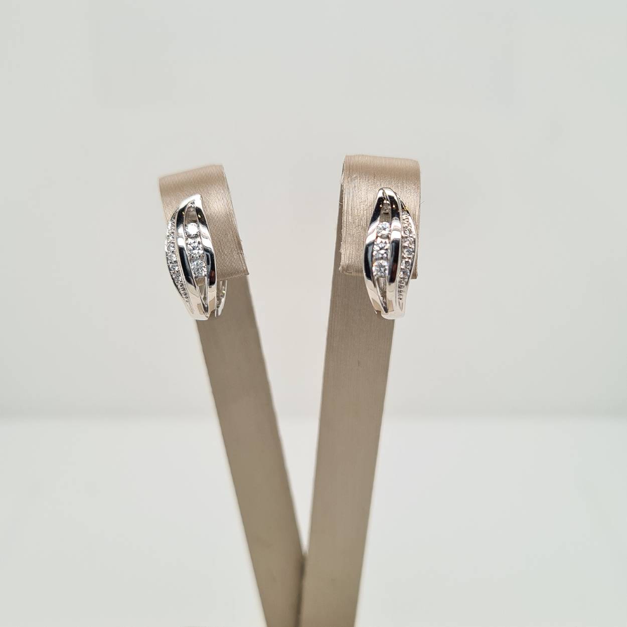Prachtige witgouden oorsieraden gemaakt van 14 karaat goud. 