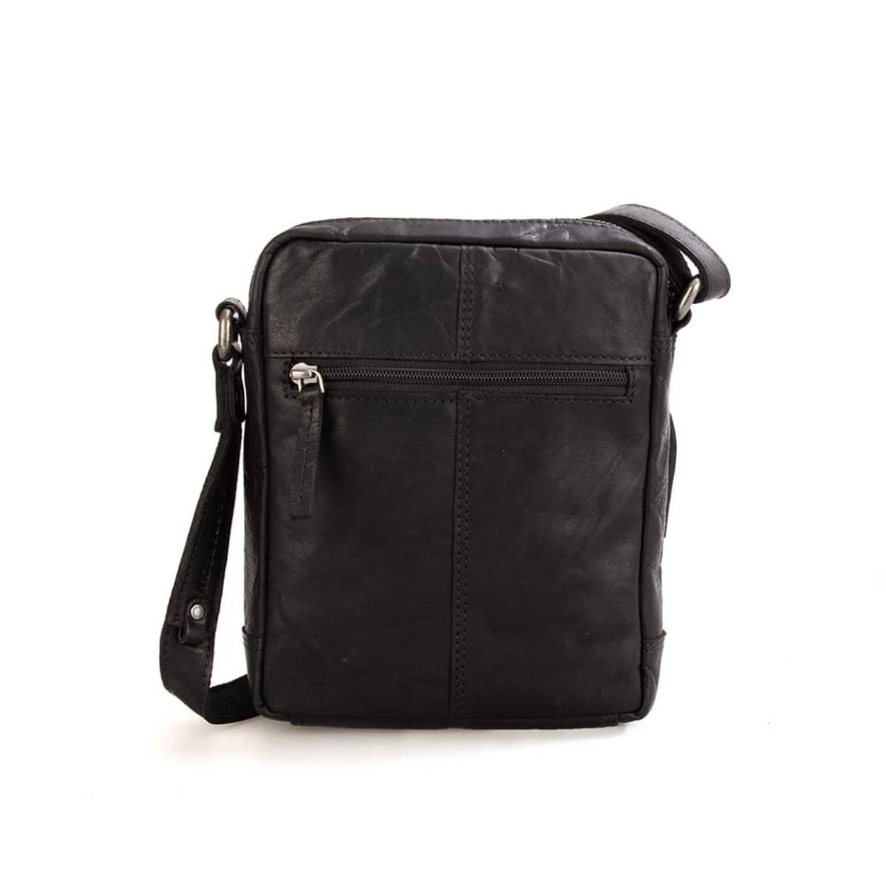 Deze stoere cross body tas is gemaakt van ons bronco leer. De verschillende vakken zorgen er voor dat je jouw spullen goed en georganiseerd kan opbergen en zo makkelijk terug kan vinden.
Kleur: zwart 
Afmetingen: 18 x 5 x 22 cm 
Materiaal: bronco leer 
Exterieur: hoofdvak met rits, voorvak met rits, achtervak met rits, insteekvakje met magneetsluiting 
Interieur: ritsvakje, insteek vakje, pennenlusjes 
Hengsels en banden: vaste verstelbare band
Garantie: 2 jaar