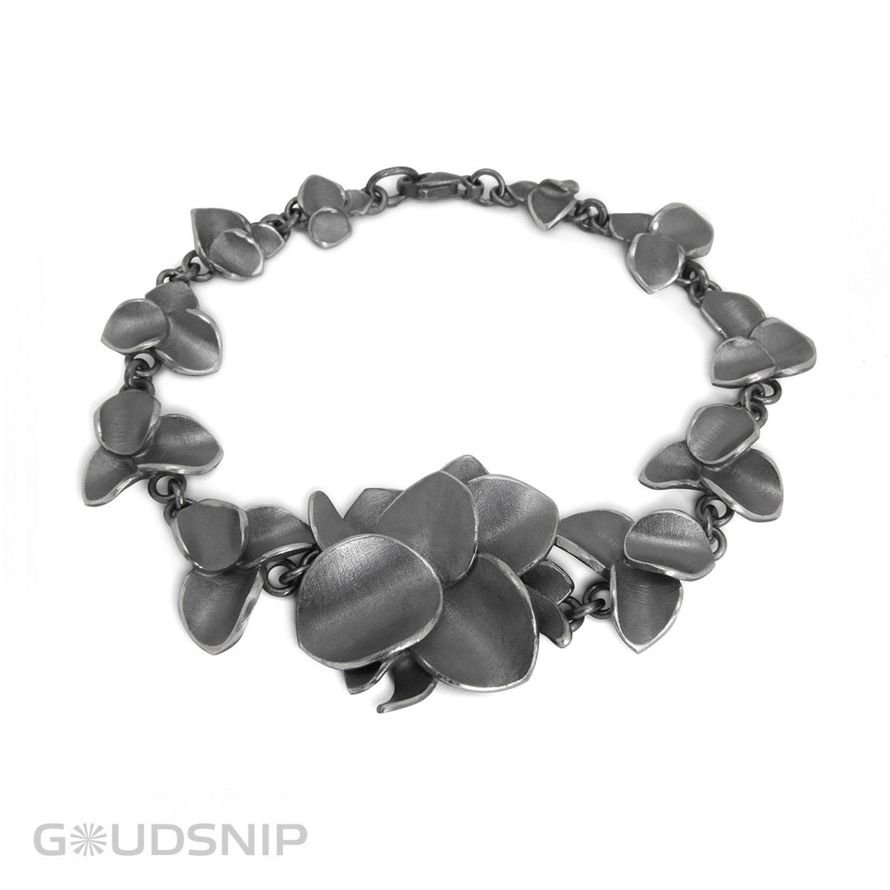 Handgemaakt in ons atelier van geoxideerd zilver