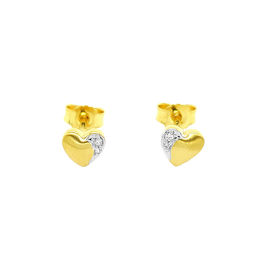 Deze geel gouden oorstekers zijn ontzettend leuk! Een hartje heeft altijd een speciale betekenis en staat symbool voor de liefde. Bij deze oorstekers wordt de betekenis nog net iets specialer door de briljant geslepen zirkonia steentjes die op de hartjes zijn gezet.