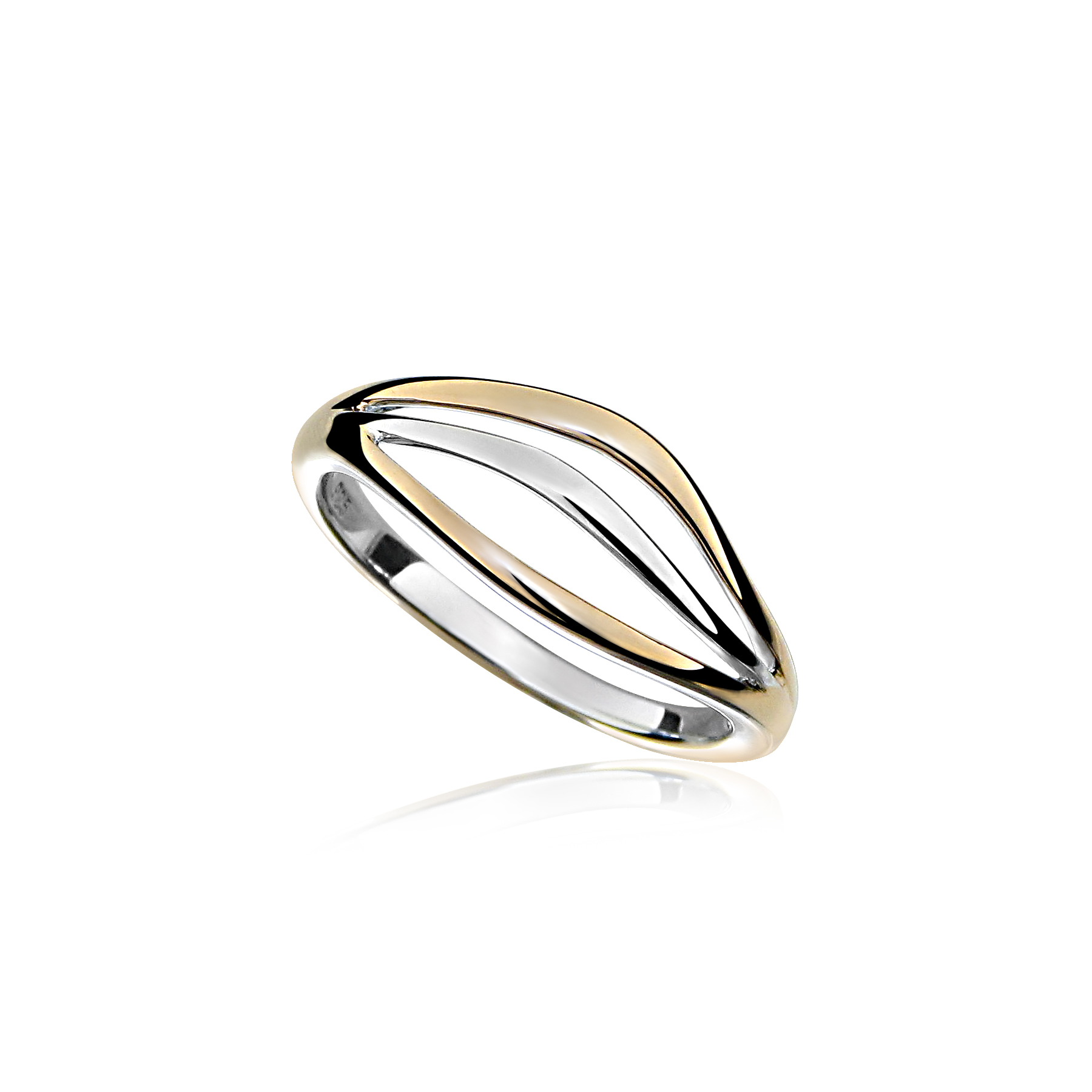 Deze 925 zilveren ring is mooi en sierlijk ontworpen. De ring heeft een elegante uitstraling. Deze ring is volledig gladgepolijst in combinatie met rosé verguld zilver, hierdoor heeft het een erg unieke uitstraling. Dit sieraad is onderdeel van een onwijs leuk setje van een ring, hanger en oorsieraden.

Set productnummers:
Ring: R012
Hanger: H012
Oorsieraad: O012