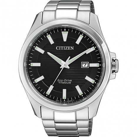 Dit Citizen horloge heeft een titanium kast met een diameter van 43mm en is voorzien van een titanium band. In de kast bevindt zich een kwaliteitsuurwerk en is afgewerkt met saffierglas.

Het horloge is 10ATM. Dit betekent dat het horloge geschikt is voor zwemmen. Verder wordt het horloge geleverd met 2 jaar wereldwijde garantie.