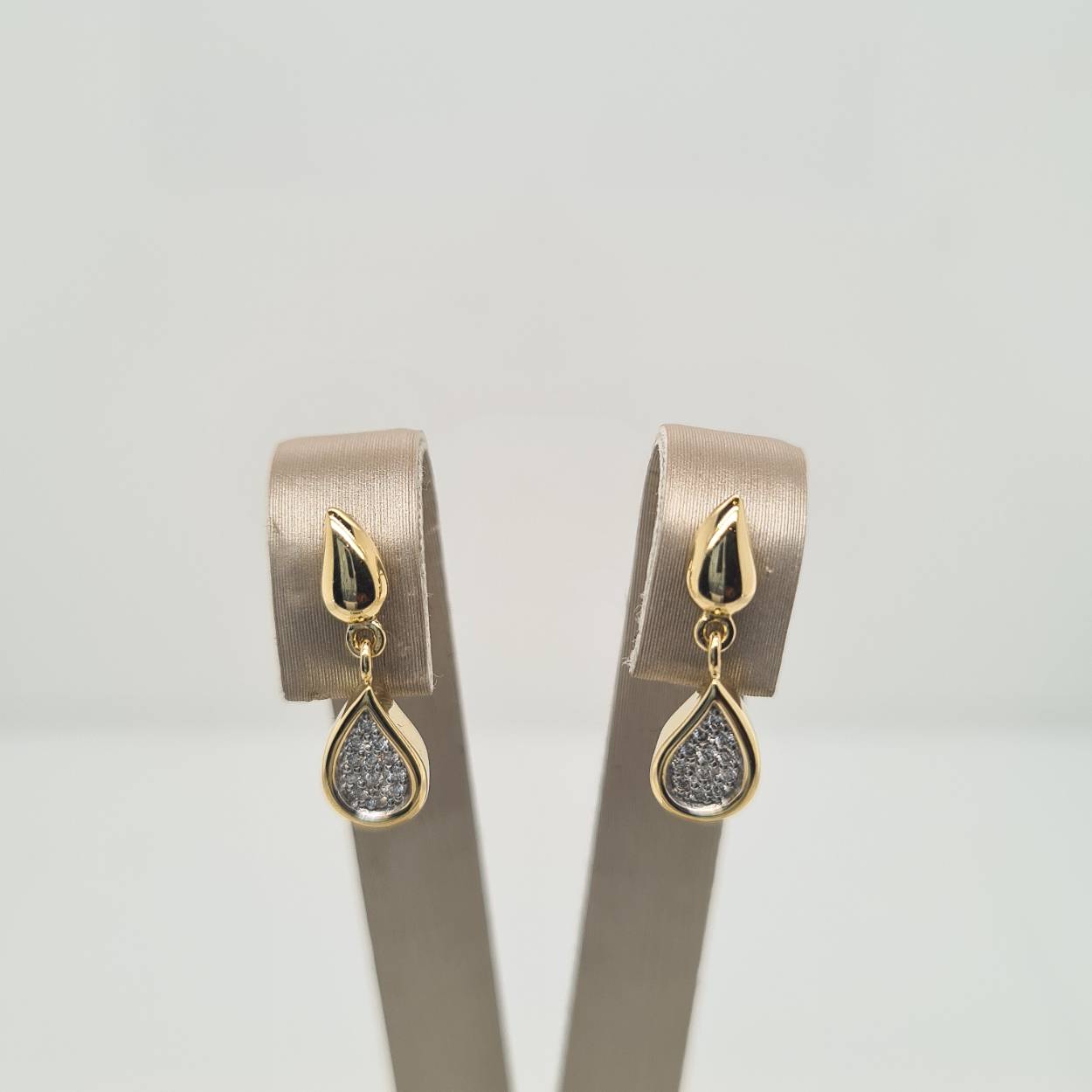 Prachtige gouden oorsieraden bezet met diamant, 0.08crt. 