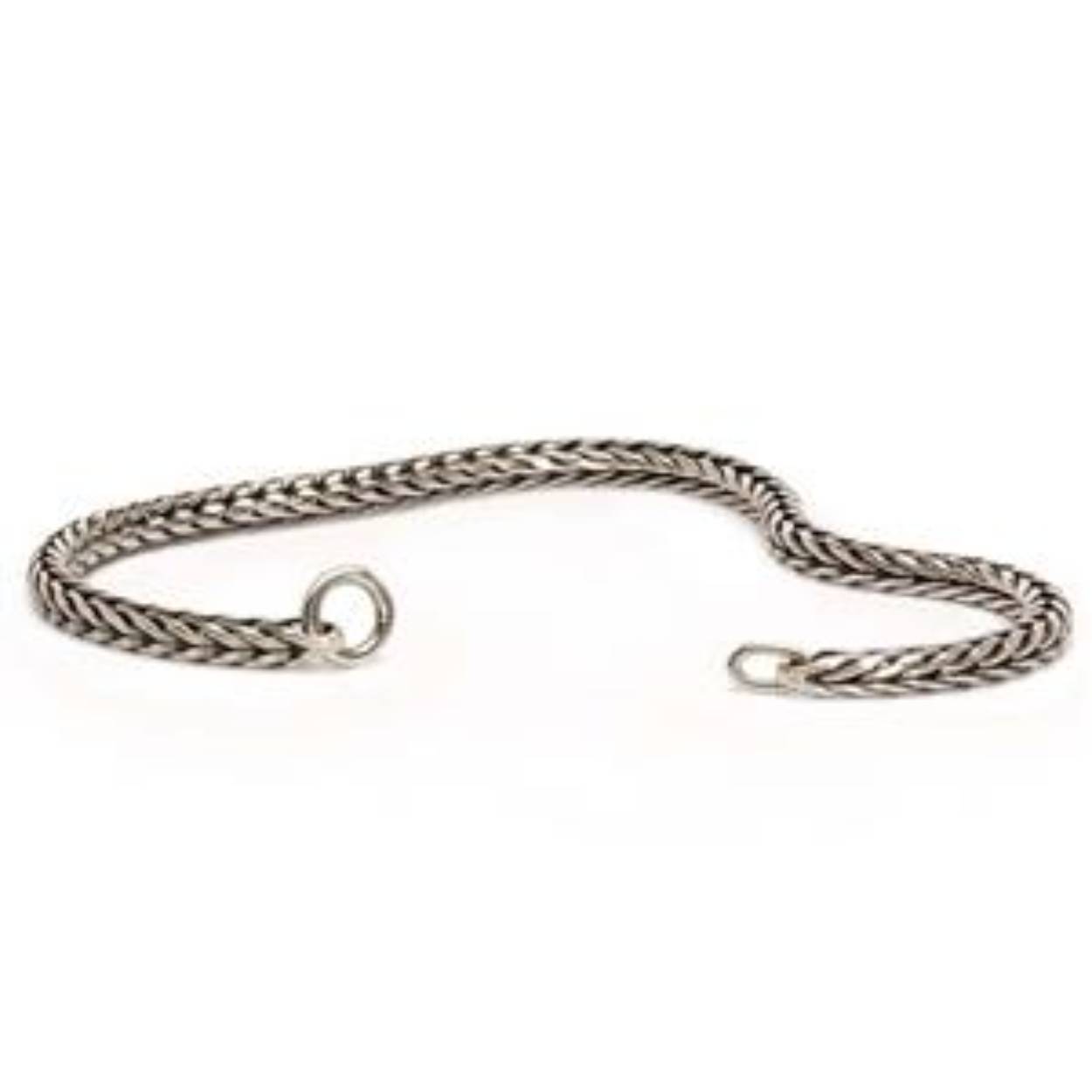 Let op, deze lengte is inclusief slot. Klik voor meer uitleg over de juiste maat op ‘Maatinfo’ hieronder.

Je kunt kiezen uit elf verschillende maten armband: vanaf 14 tot en met 24 cm.
Om de juiste armbandmaat te bepalen tel je 2 centimeter (20 mm) bij de armband lengte op. Deze ruimte is nodig om bij een volle armband voldoende draagruimte over te houden. De lengtes die zijn vermeld, zijn de totale lengtes van de armbanden inclusief het slotje. De slotjes worden apart verkocht.  Zo kun je het slotje kiezen dat perfect bij je past!

LET OP: Bij de startersarmbanden is het slotje wel bij de prijs inbegrepen en wordt dus verkocht als geheel.

De standaardlengte van een slotje is 2 cm, maar de Grote Bloem- en Grote Vis-slotjes zijn iets langer.

Een Trollbeads-armband van 20 cm (TAGBR-00011) is dus 18 cm lang, en wordt 20 cm inclusief slotje:

