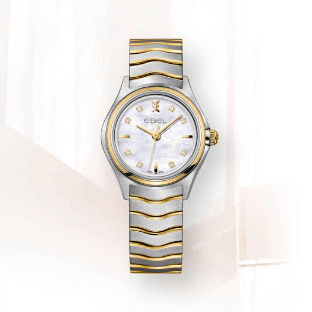 De Ebel Wave 1216197 is een stijlvol horloge met een rond roestvrijstalen kast en een parelmoer wijzerplaat met diamanten accenten. Het horloge heeft een quartz uurwerk en is waterbestendig tot 50 meter. Draag dit horloge als een chique accessoire bij zowel formele als informele gelegenheden. Een tijdloos en elegant horloge voor de moderne vrouw.

Het beste is om het horloge te dragen als een statement piece, zowel bij een zakelijke outfit als bij een casual look. De Ebel Wave 1216197 is een veelzijdig accessoire dat elke outfit compleet maakt. Geef je look een luxe uitstraling met dit prachtige horloge van Ebel. Laat jouw stijl en persoonlijkheid stralen met dit schitterende horloge.
