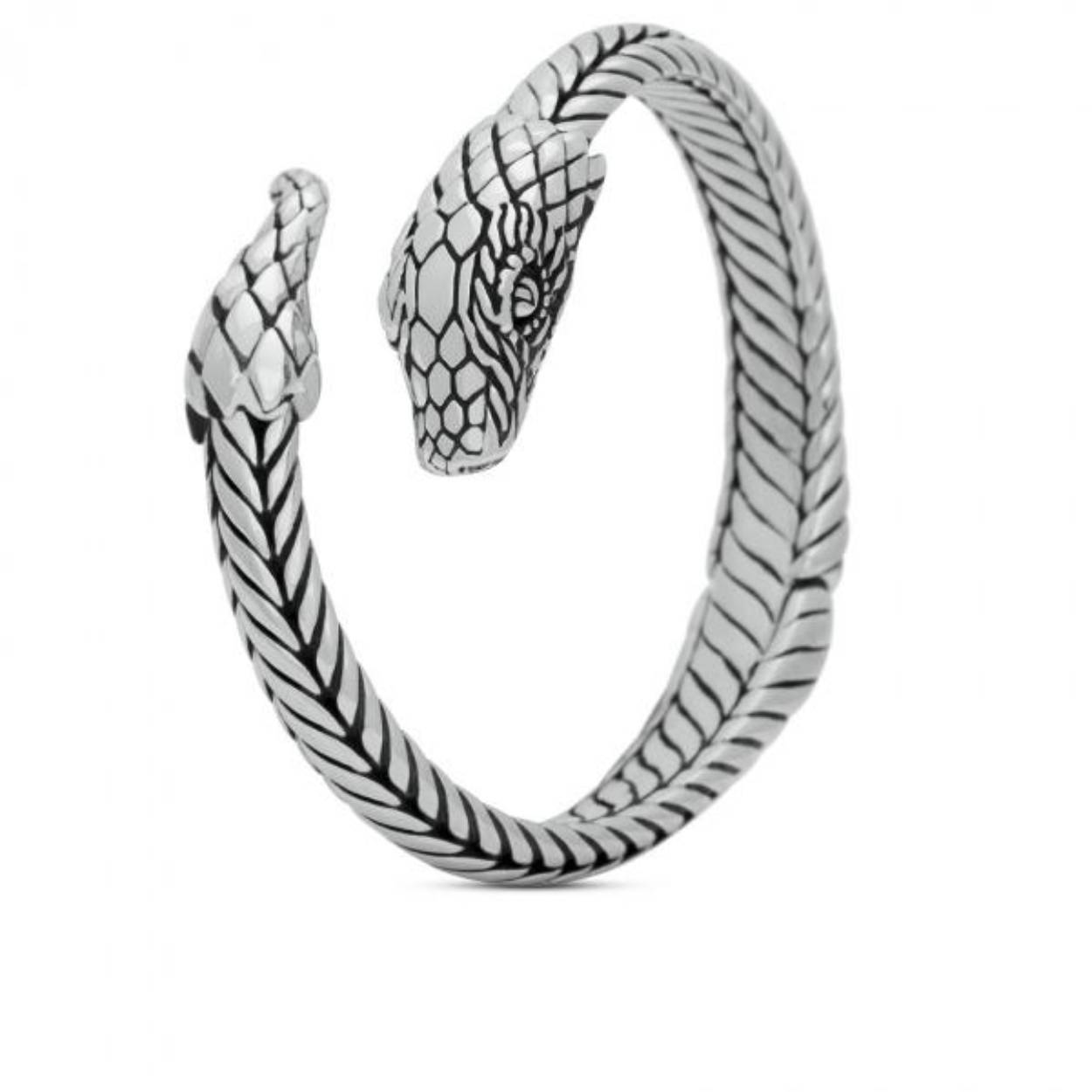 De zilveren S22 Slang armband met een organisch contrast van superieure gesmeden zilveren slangen koppen en handgeweven structuren die de kracht van het steeds veranderende silhouet van de slang en blijvende vitaliteit symboliseren. Deze slang armband met slang kop en staart opent en sluit middels een veer in het midden. De slang armband sluit als een bangle om je arm, maar opent wel middels een veer. Zo behoudt de iconische slangen armband zijn originele vorm. De S22 Slang armband is een absoluut iconische band die een nieuwe standaard zet in design en de signatuur waaruit elke FIERCE collectie voortkomt. De integratie van de ene vorm in de andere creëert de kenmerkende artistieke FIERCE by SILK stijl. 